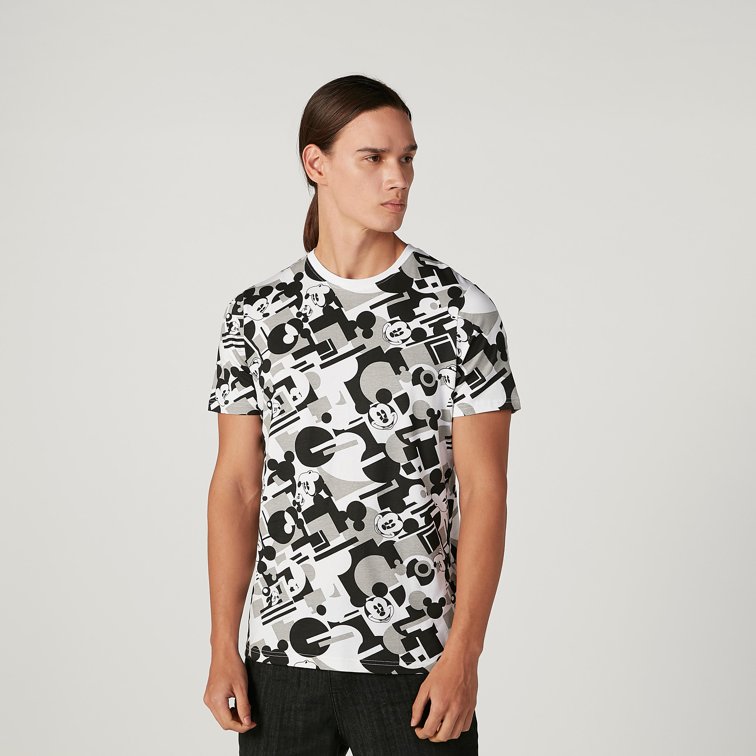 تيشيرت مستدام سليم بياقة ضيّقة وطبعات ميكي ماوس-men-clothing-tshirtsandpolos-tshirts-image-4
