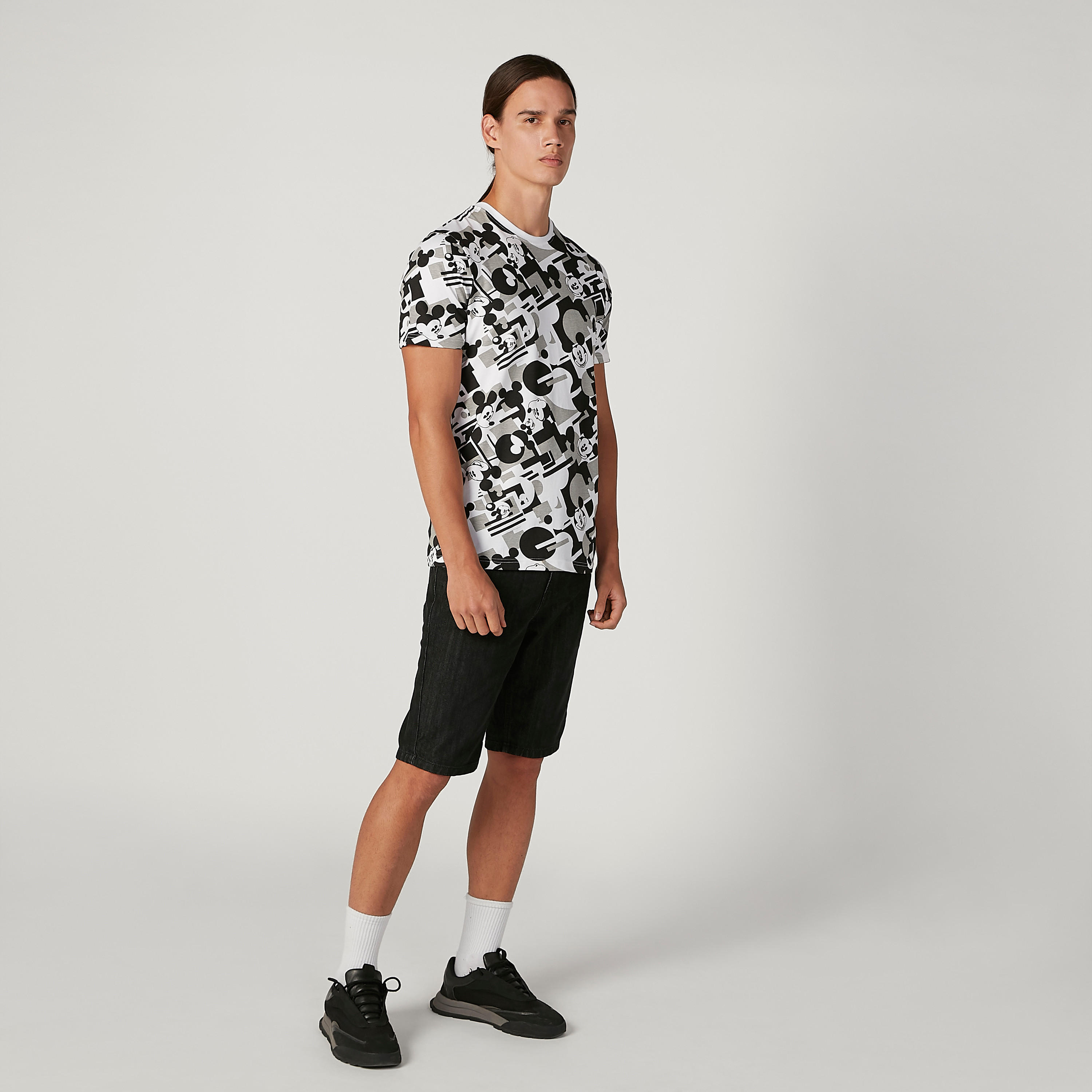 تيشيرت مستدام سليم بياقة ضيّقة وطبعات ميكي ماوس-men-clothing-tshirtsandpolos-tshirts-image-3