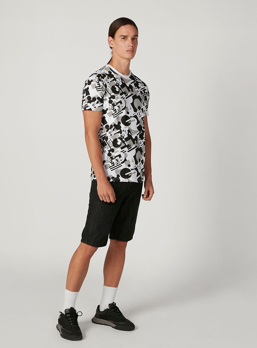 تيشيرت مستدام سليم بياقة ضيّقة وطبعات ميكي ماوس-men-clothing-tshirtsandpolos-tshirts-image-3