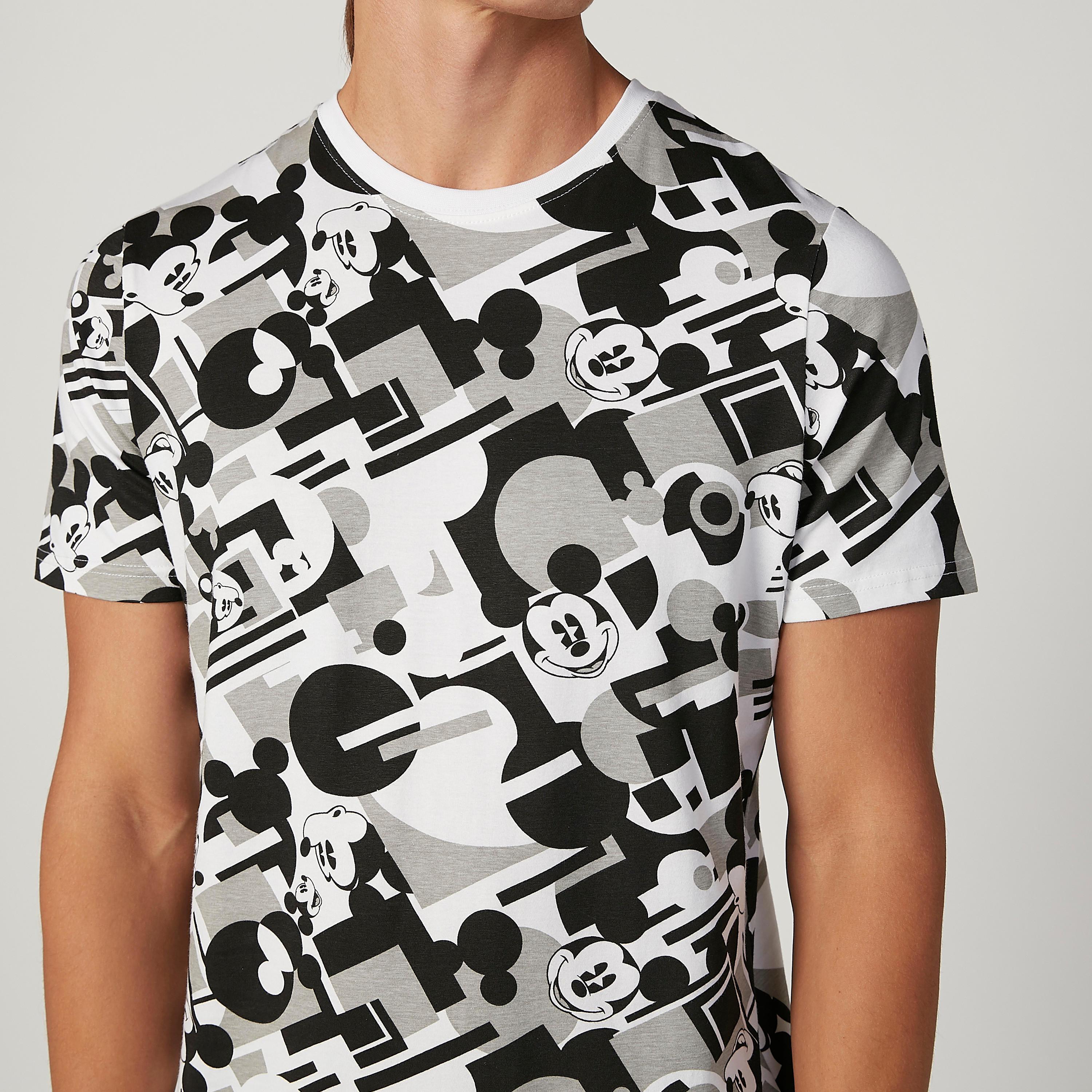 تيشيرت مستدام سليم بياقة ضيّقة وطبعات ميكي ماوس-men-clothing-tshirtsandpolos-tshirts-image-2