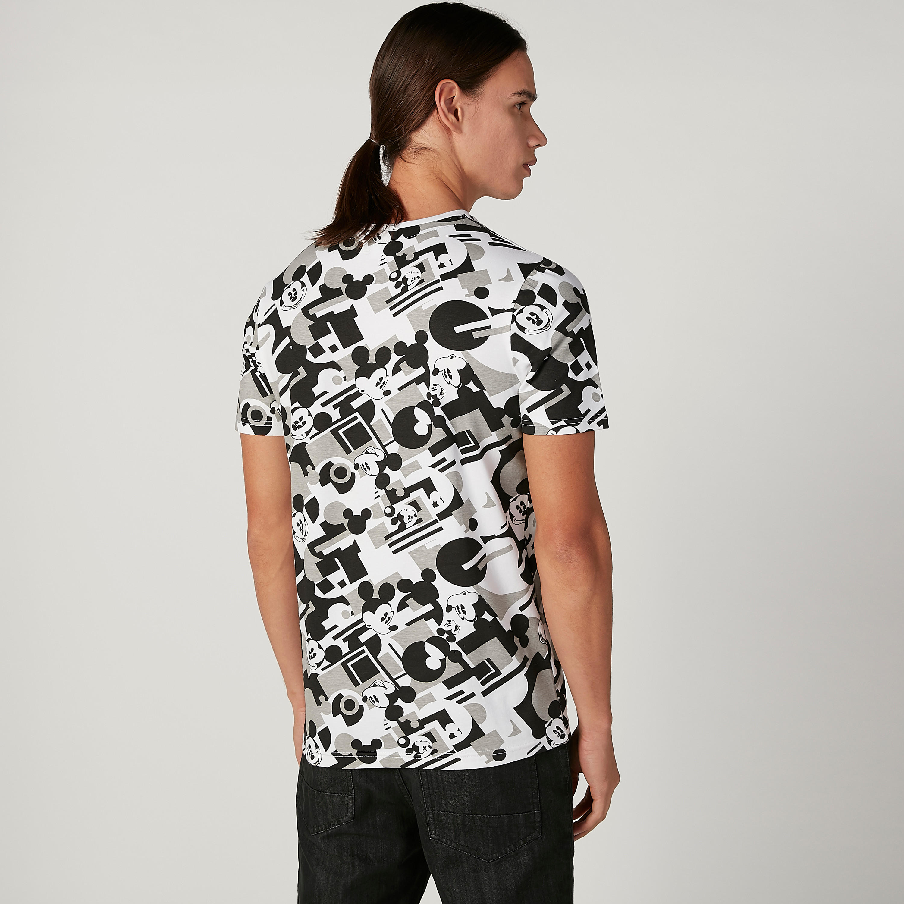 تيشيرت مستدام سليم بياقة ضيّقة وطبعات ميكي ماوس-men-clothing-tshirtsandpolos-tshirts-image-1