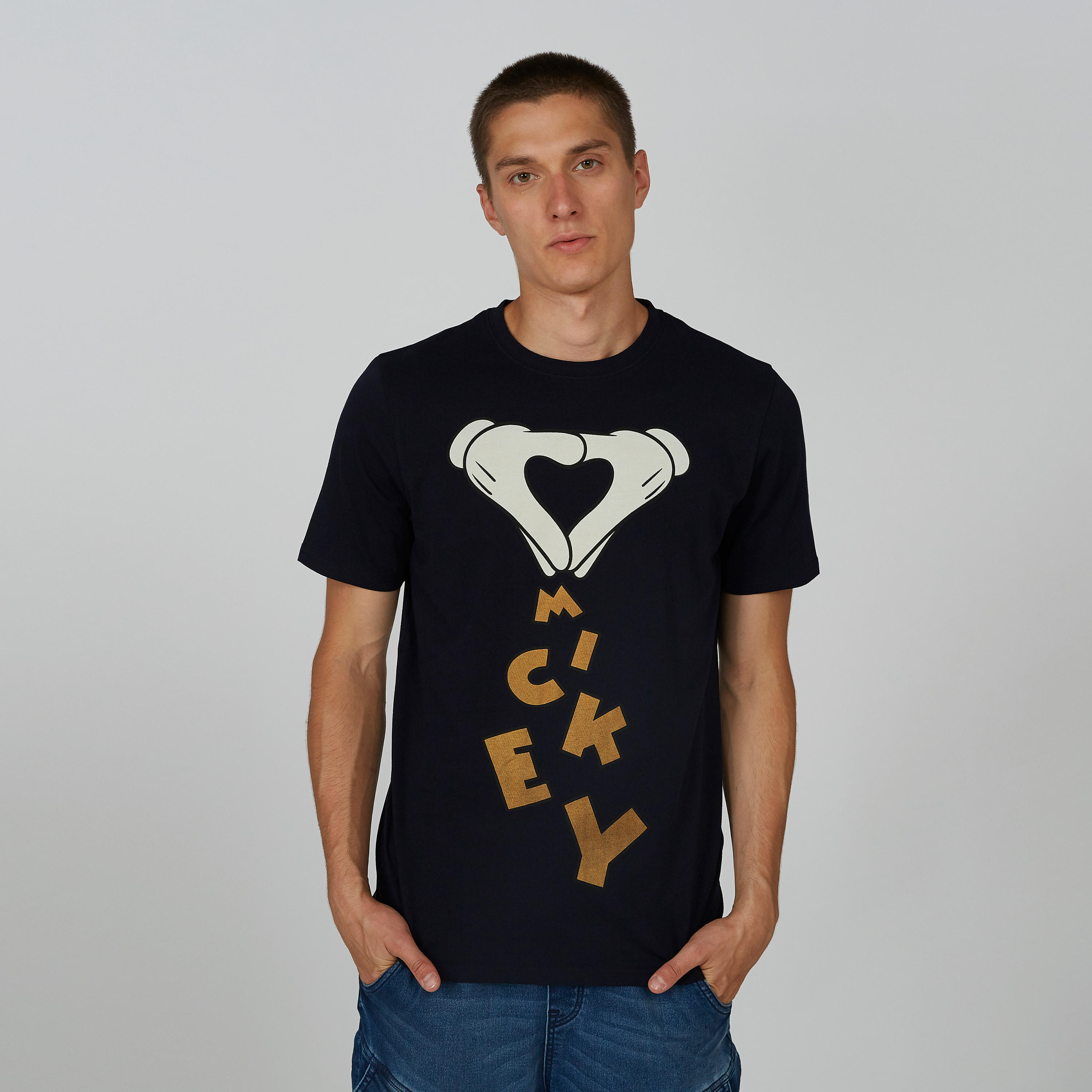 تيشيرت مستدام سليم بياقة ضيّقة وطبعات ميكي ماوس -men-clothing-tshirtsandpolos-tshirts-image-1
