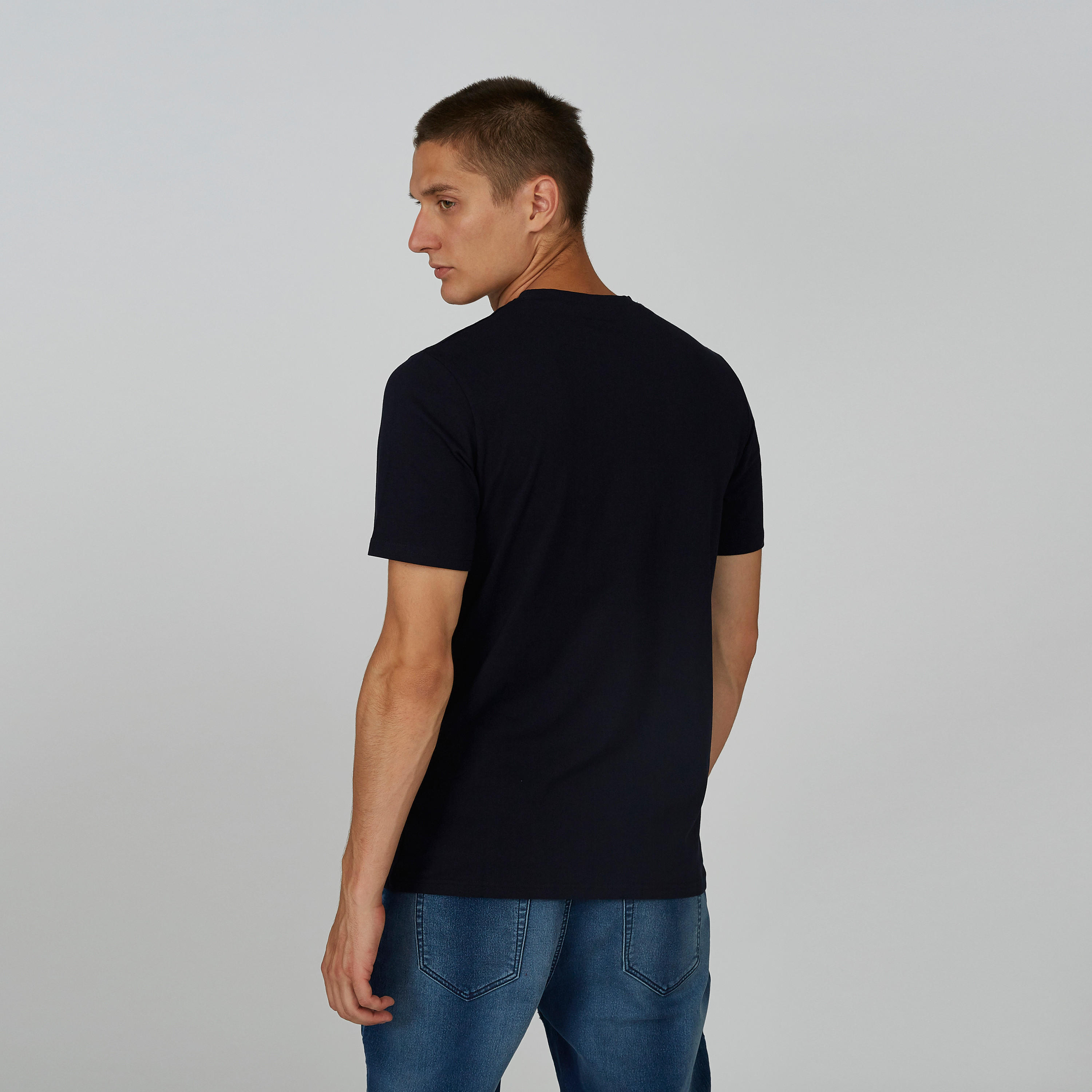تيشيرت مستدام سليم بياقة ضيّقة وطبعات ميكي ماوس -men-clothing-tshirtsandpolos-tshirts-image-2