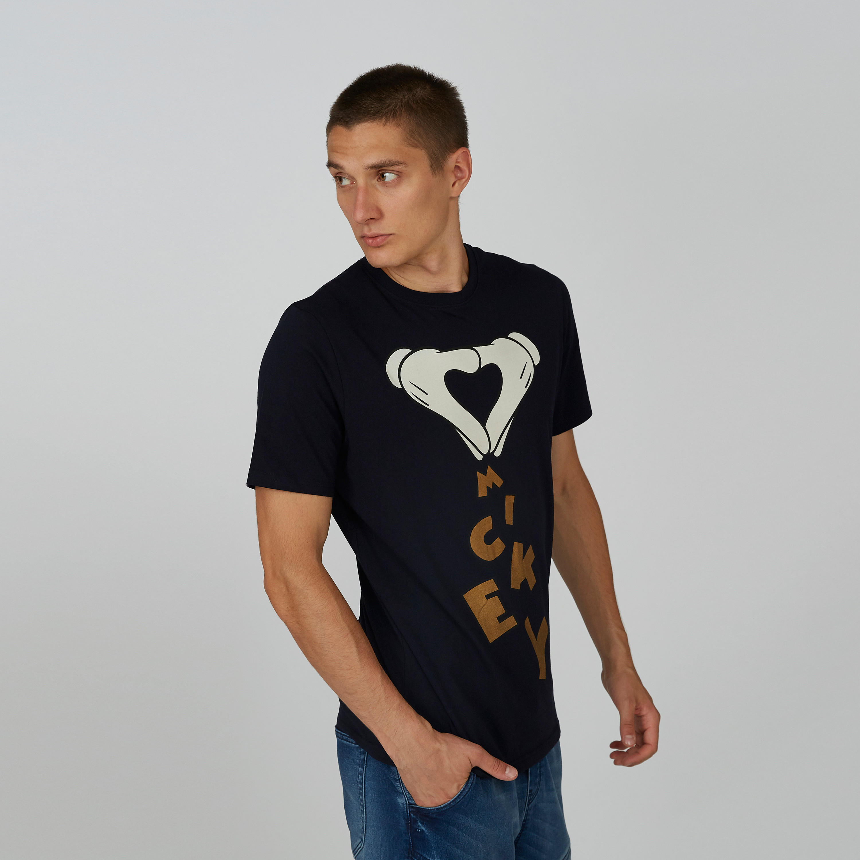 تيشيرت مستدام سليم بياقة ضيّقة وطبعات ميكي ماوس -men-clothing-tshirtsandpolos-tshirts-image-3