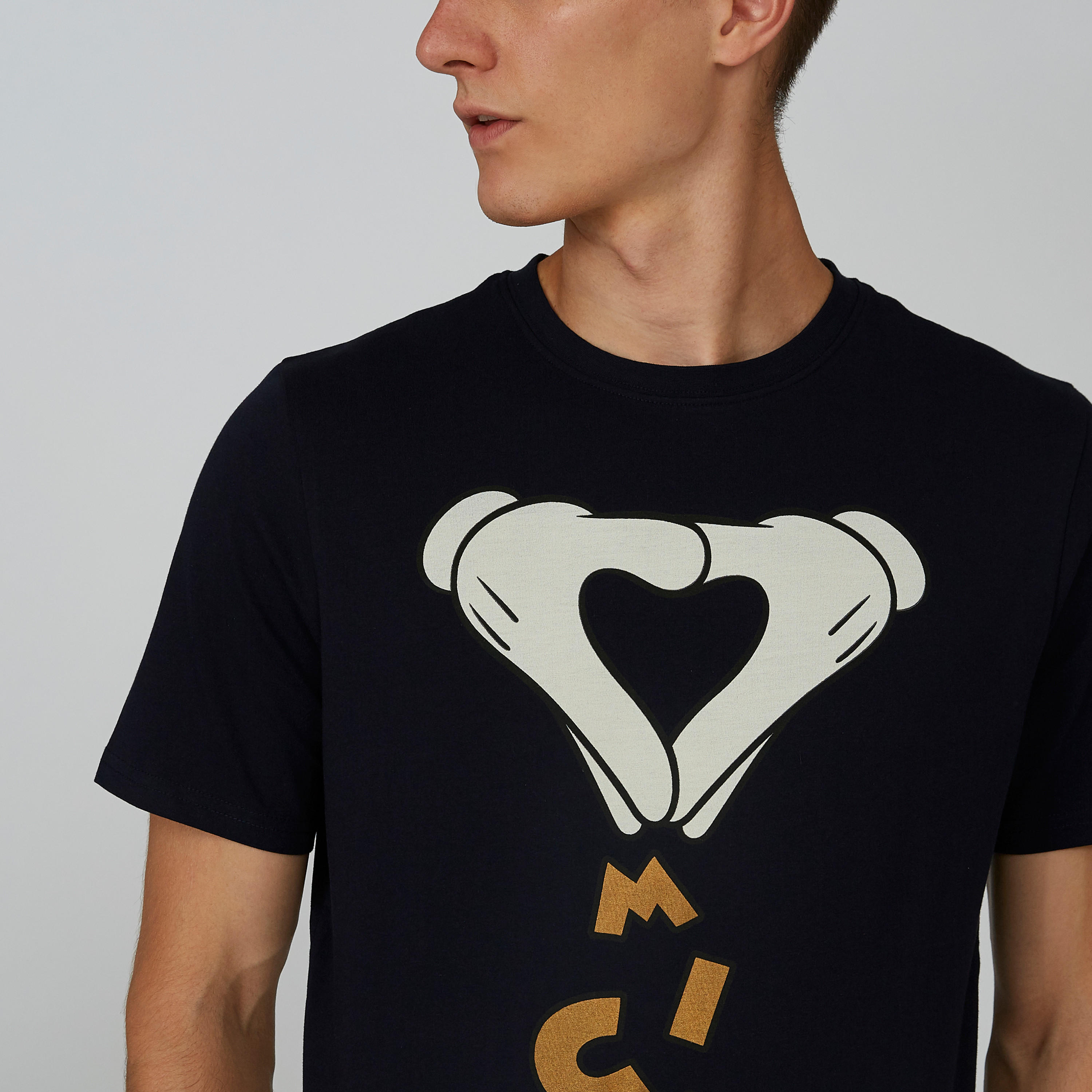 تيشيرت مستدام سليم بياقة ضيّقة وطبعات ميكي ماوس -men-clothing-tshirtsandpolos-tshirts-image-4