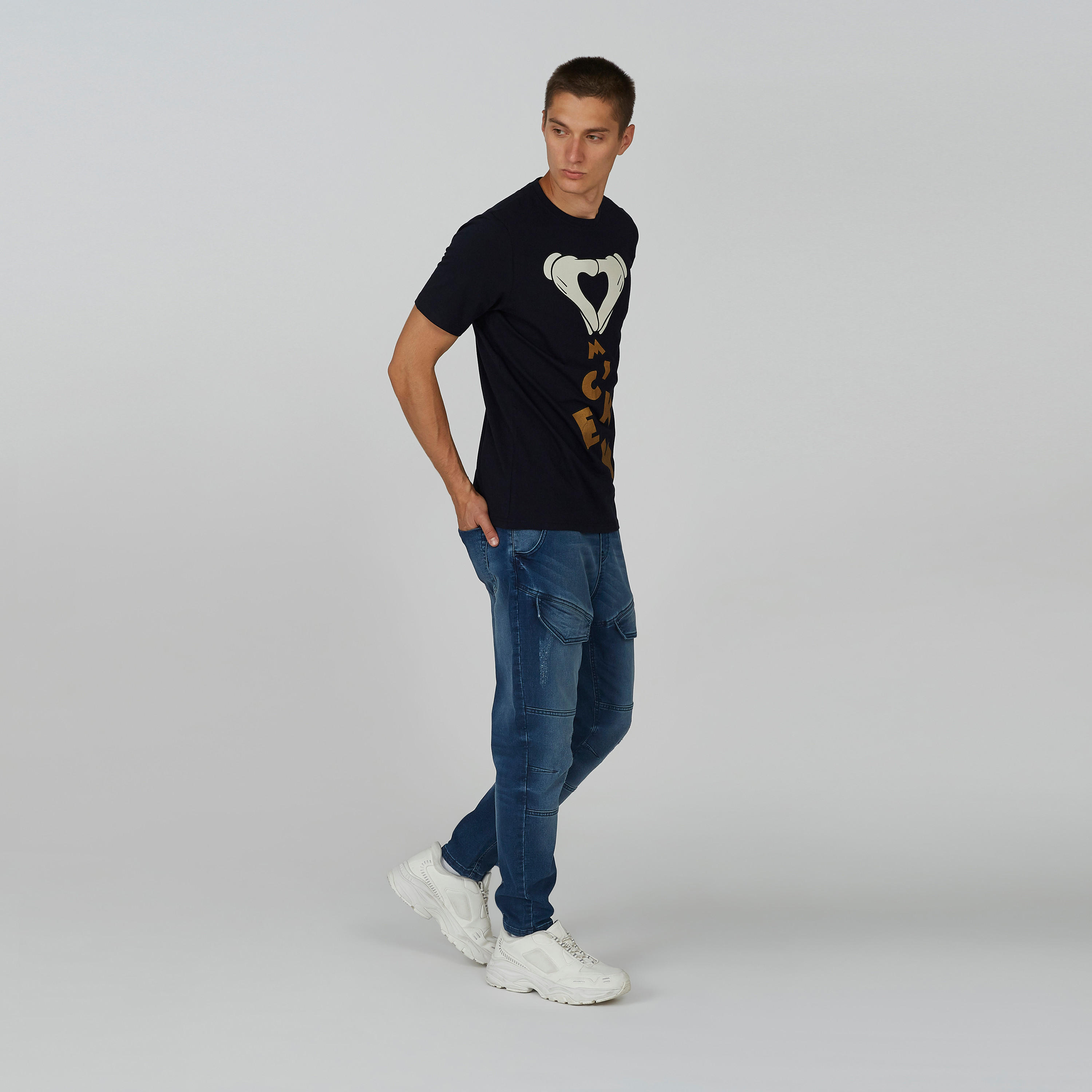 تيشيرت مستدام سليم بياقة ضيّقة وطبعات ميكي ماوس -men-clothing-tshirtsandpolos-tshirts-image-5