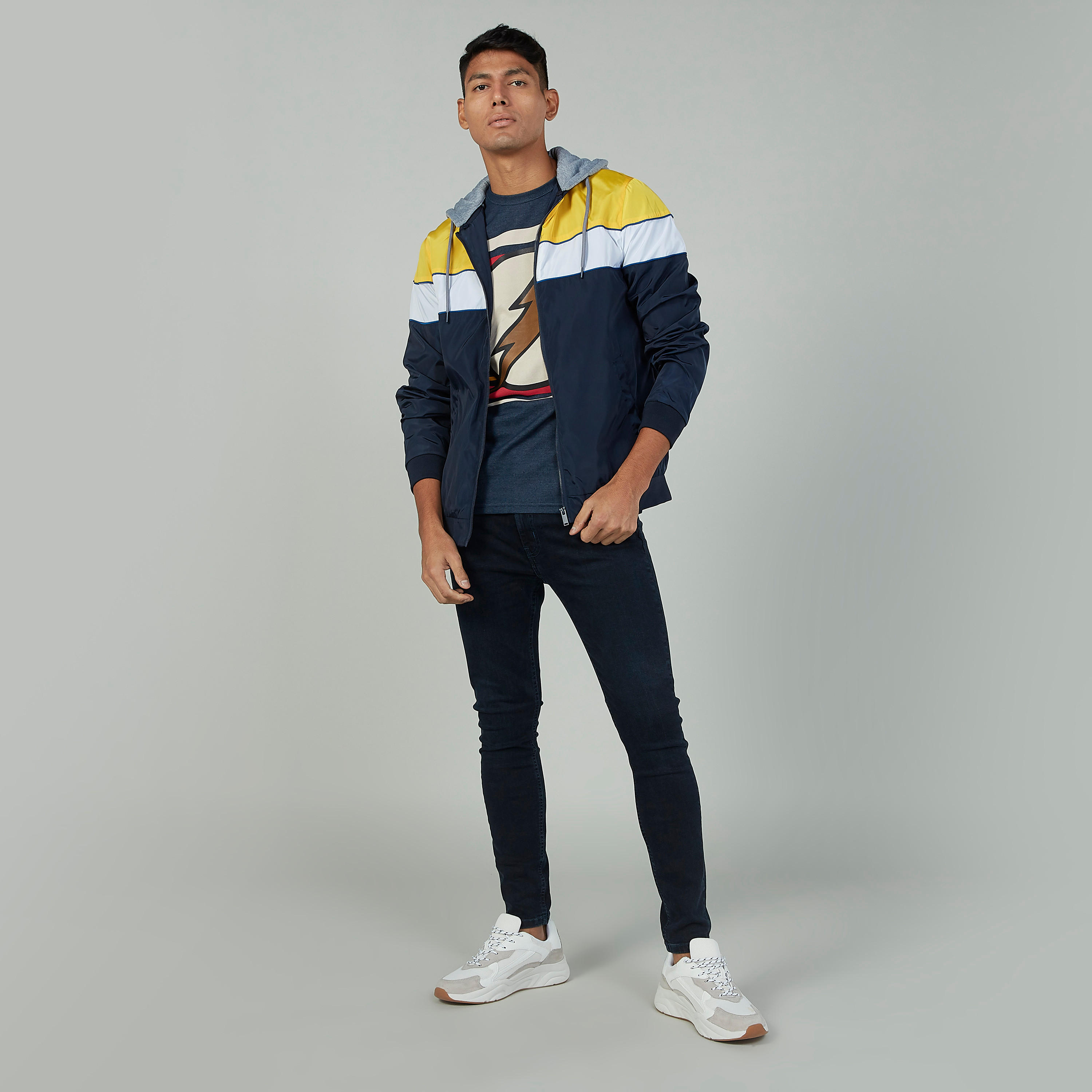 تيشيرت مستدام بياقة ضيقة وأكمام قصيرة بطبعات  -men-clothing-tshirtsandpolos-tshirts-image-2