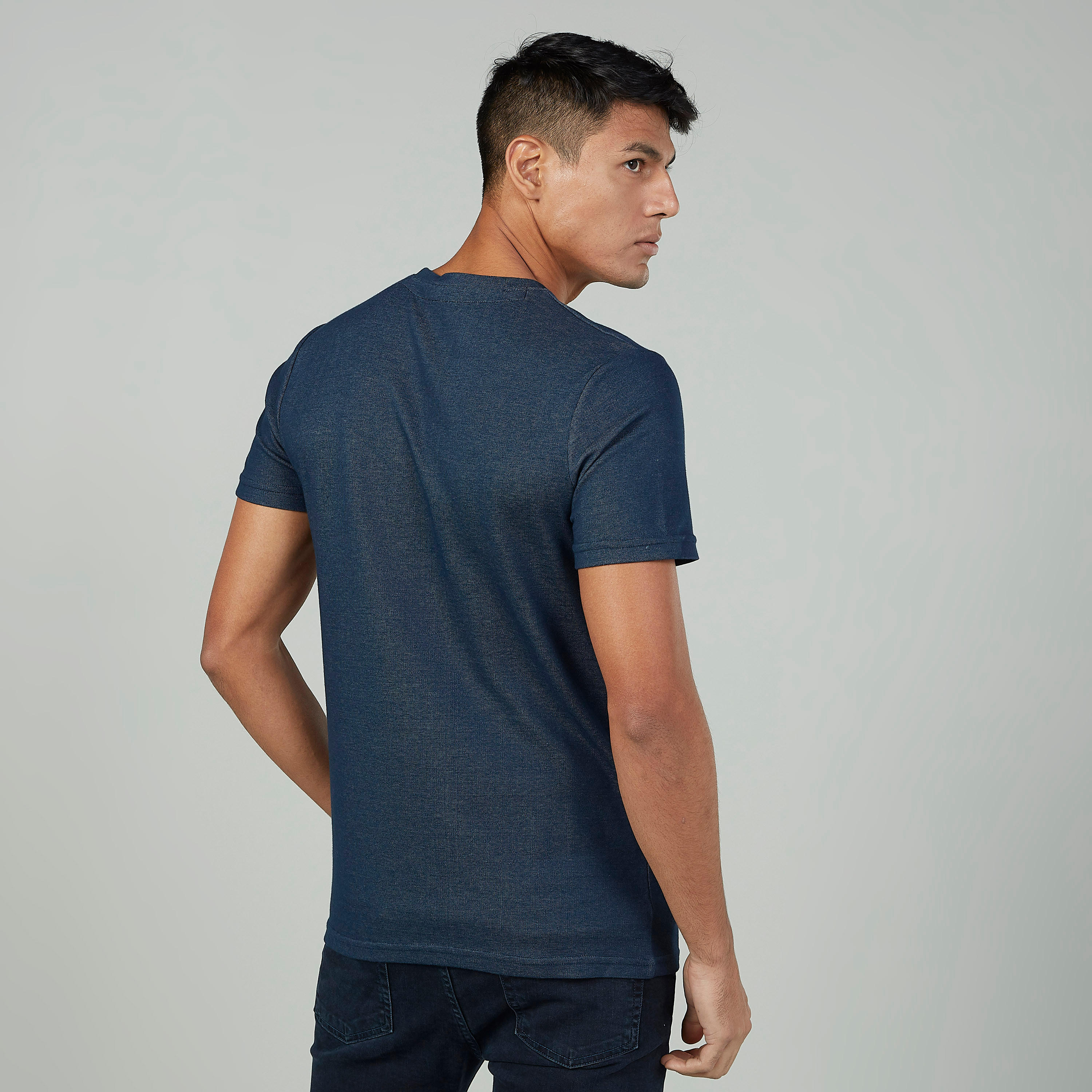 تيشيرت مستدام بياقة ضيقة وأكمام قصيرة بطبعات  -men-clothing-tshirtsandpolos-tshirts-image-4
