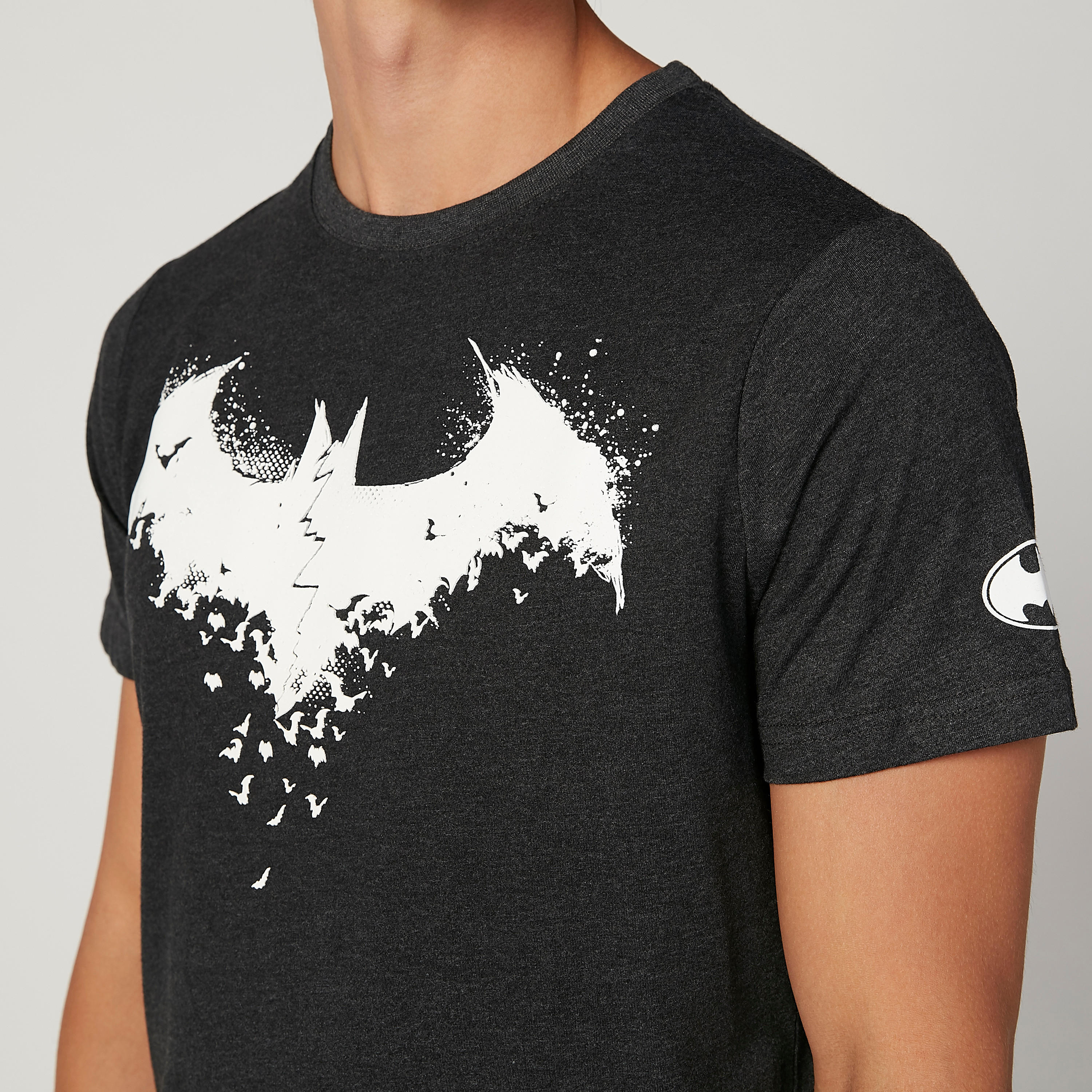 تيشيرت مستدام سليم بياقة ضيّقة وطبعات باتمان -men-clothing-tshirtsandpolos-tshirts-image-2