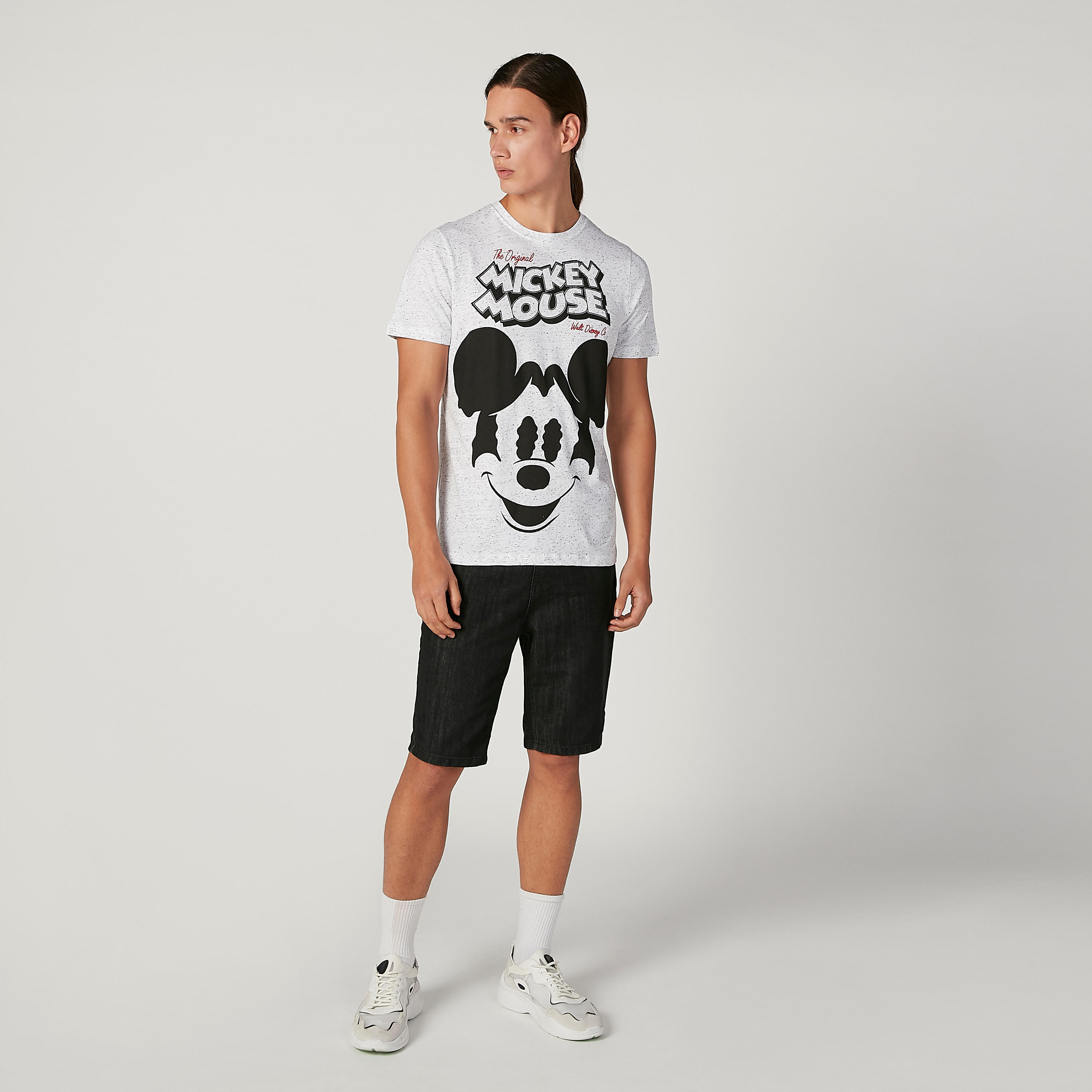 تيشيرت مستدام سليم بياقة ضيّقة وطبعات ميكي ماوس -men-clothing-tshirtsandpolos-tshirts-image-2