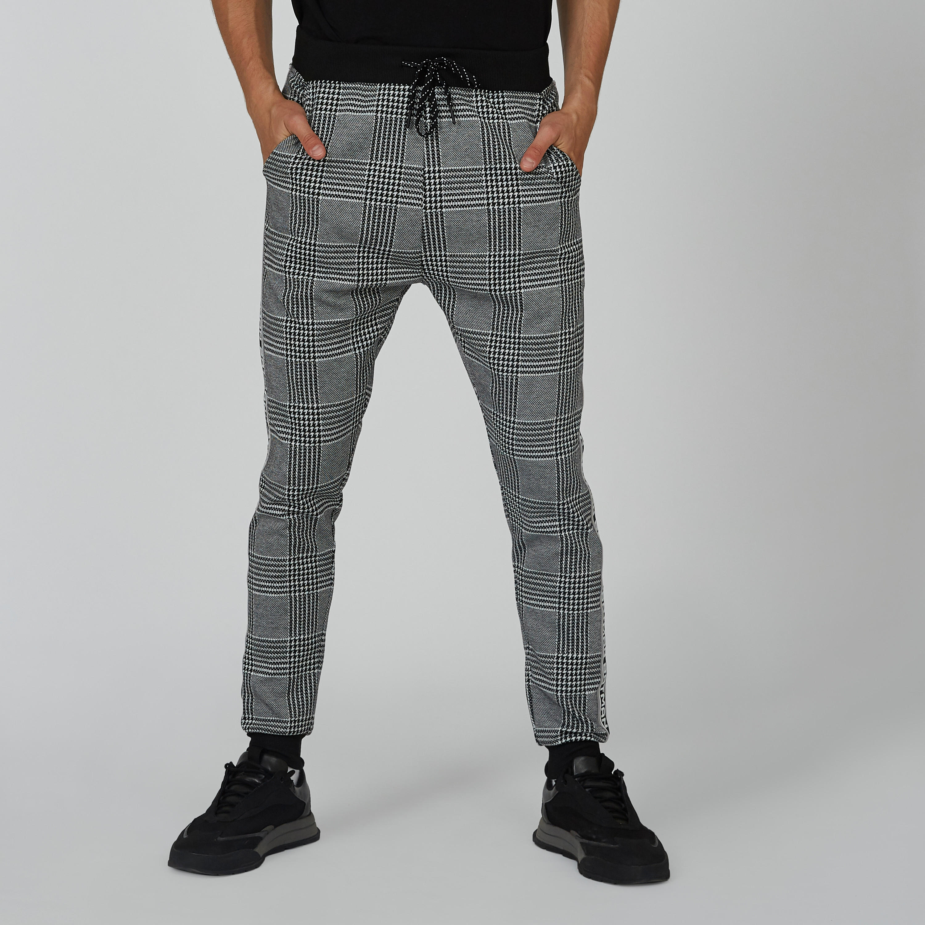 بنطلون رياضي بقصة سليم وخصر متوسط الارتفاع وجيوب وطبعات باتمان-men-clothing-bottoms-joggers-image-1