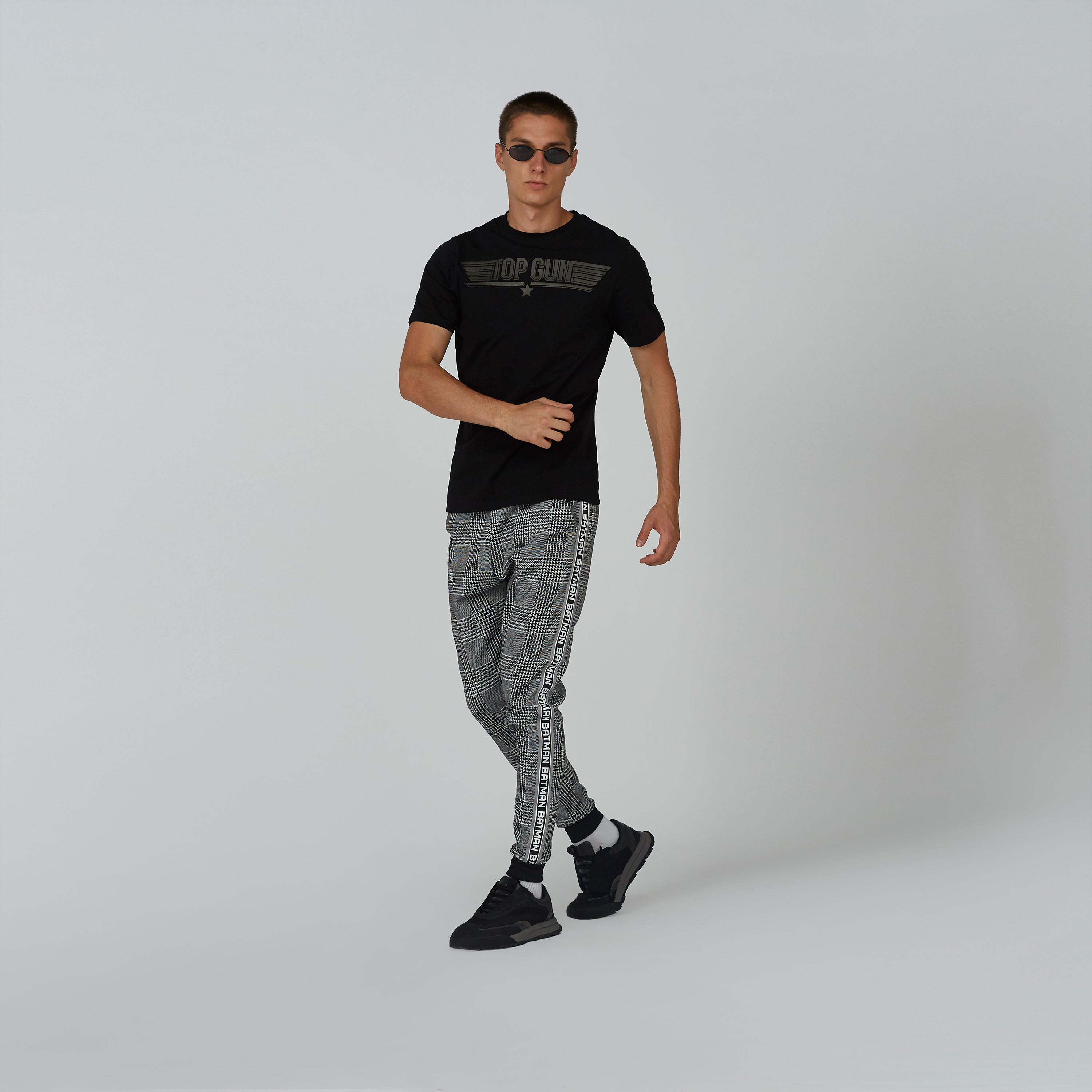 بنطلون رياضي بقصة سليم وخصر متوسط الارتفاع وجيوب وطبعات باتمان-men-clothing-bottoms-joggers-image-2