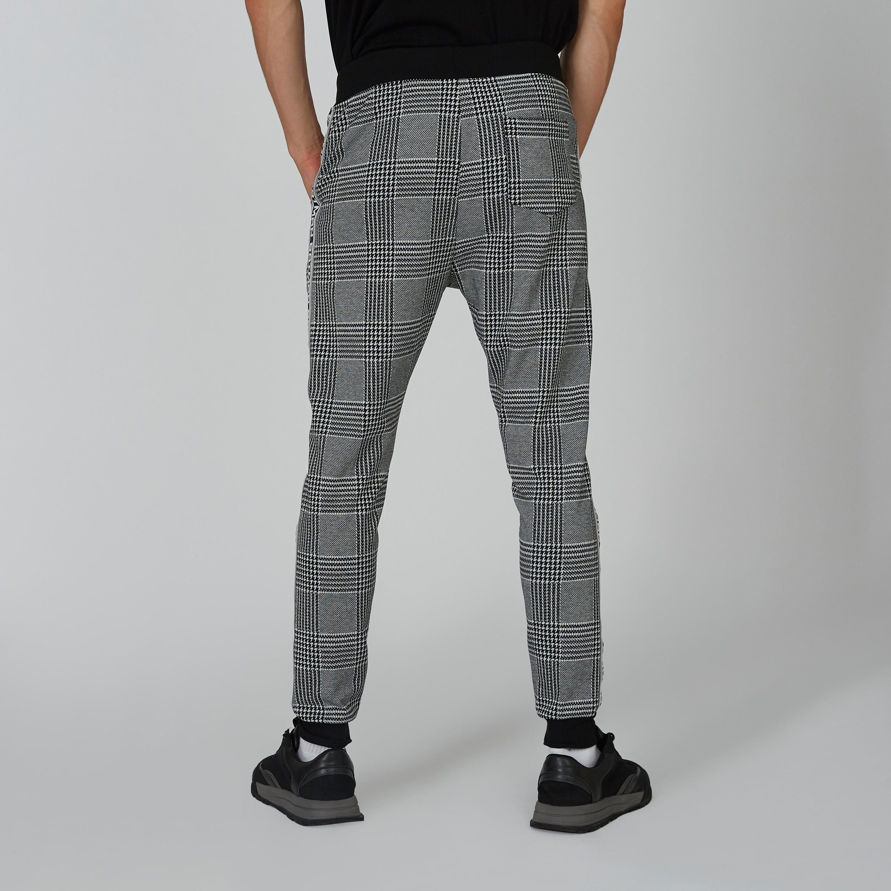 بنطلون رياضي بقصة سليم وخصر متوسط الارتفاع وجيوب وطبعات باتمان-men-clothing-bottoms-joggers-image-3