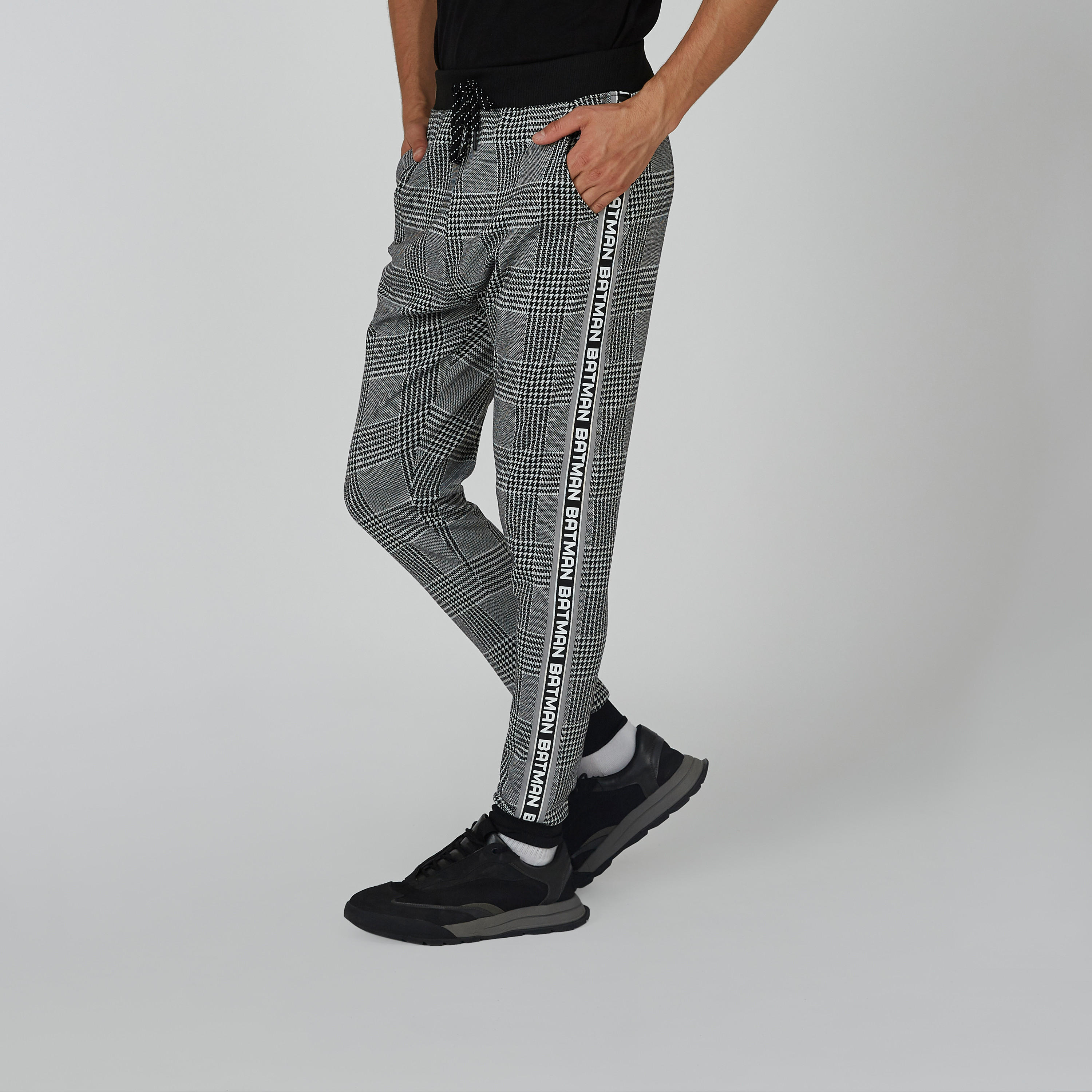 بنطلون رياضي بقصة سليم وخصر متوسط الارتفاع وجيوب وطبعات باتمان-men-clothing-bottoms-joggers-image-4