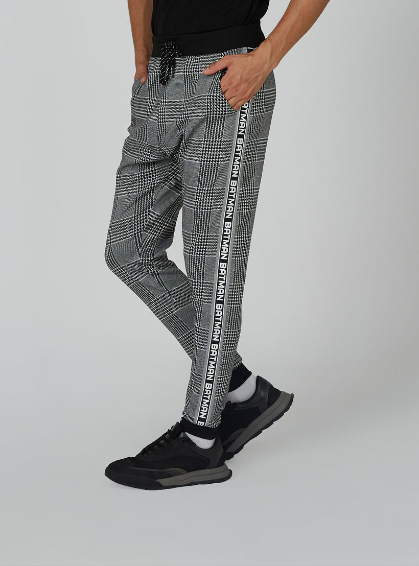 بنطلون رياضي بقصة سليم وخصر متوسط الارتفاع وجيوب وطبعات باتمان-men-clothing-bottoms-joggers-image-4