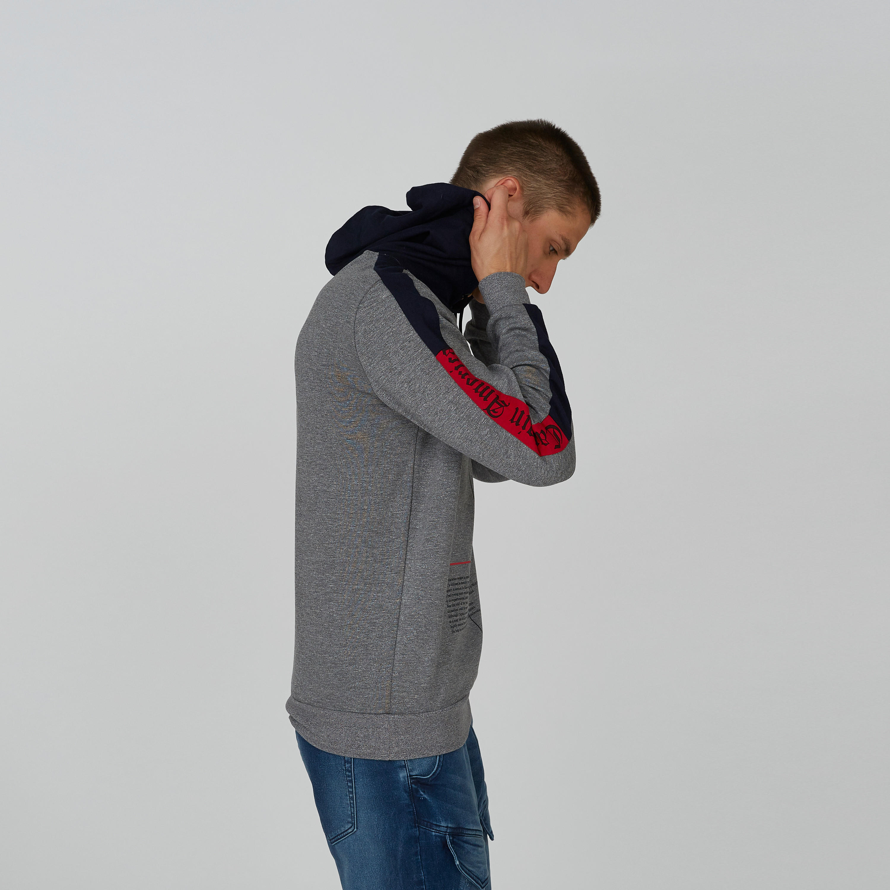 سويت شيرت مستدام بقبّعة وطبعات كابتن أمريكا -men-winterwear-hoodiesandsweatshirts-image-2