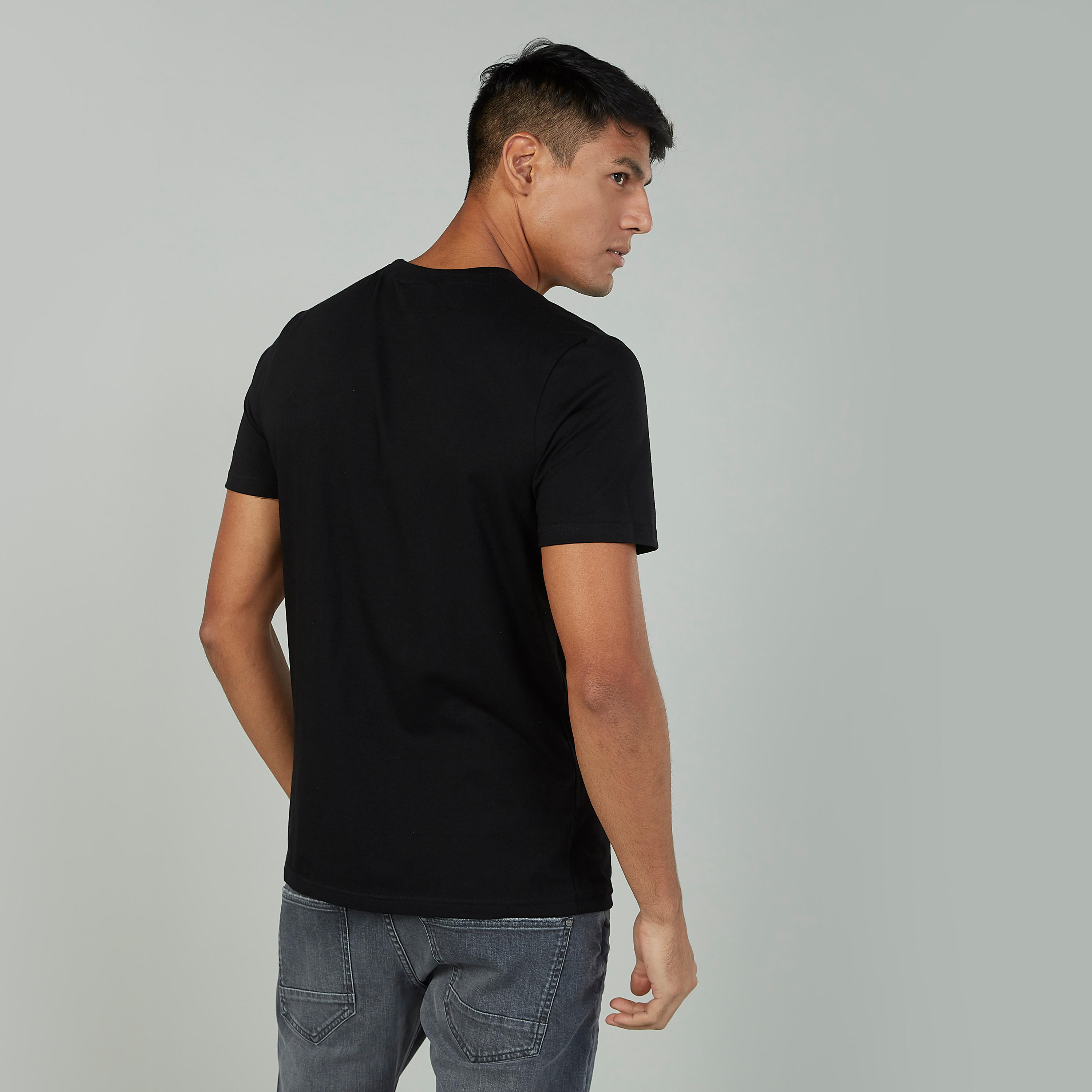 تيشيرت مستدام سليم بياقة ضيقة وأكمام قصيرة بطبعات جاستيس ليج -men-clothing-tshirtsandpolos-tshirts-image-4