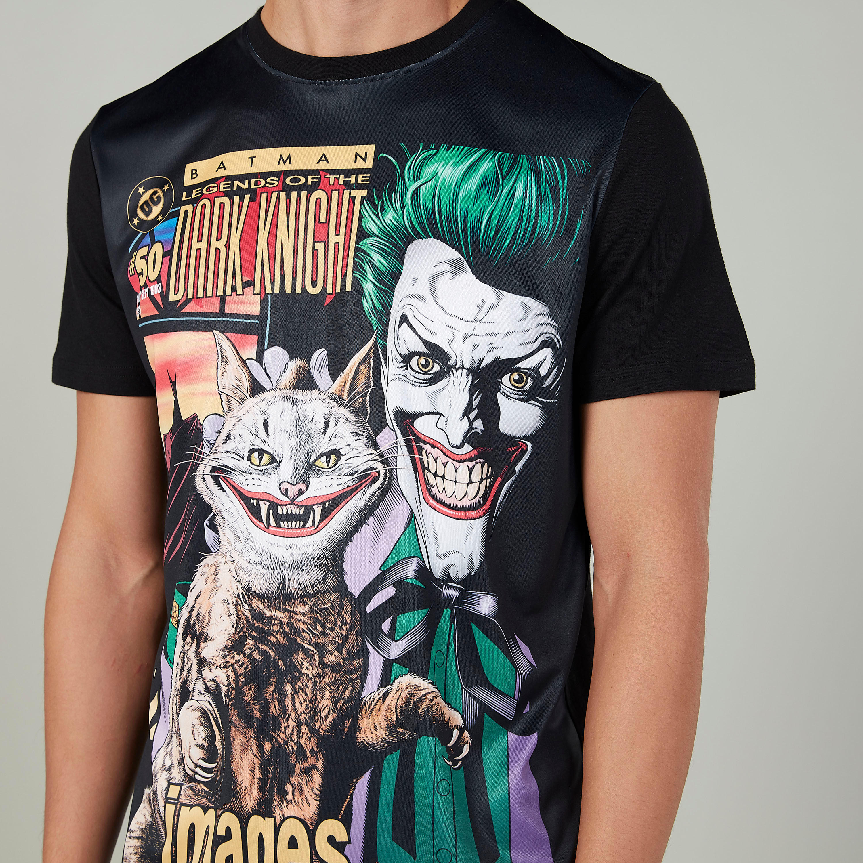 تيشيرت مستدام سليم بياقة ضيّقة وطبعات ذا دارك نايت-men-clothing-tshirtsandpolos-tshirts-image-3