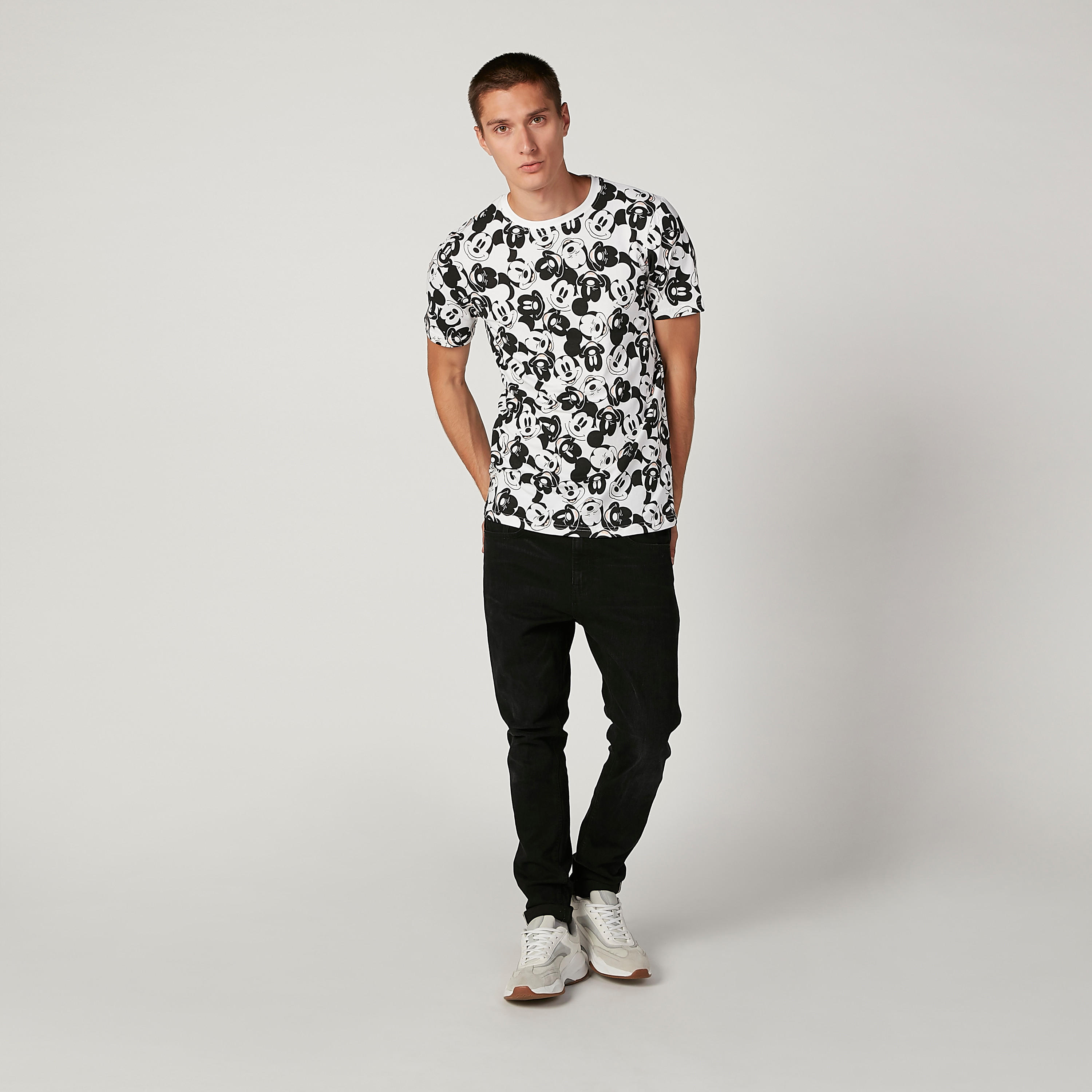 تيشيرت مستدام سليم بياقة ضيّقة وطبعات ميكي ماوس -men-clothing-tshirtsandpolos-tshirts-image-2
