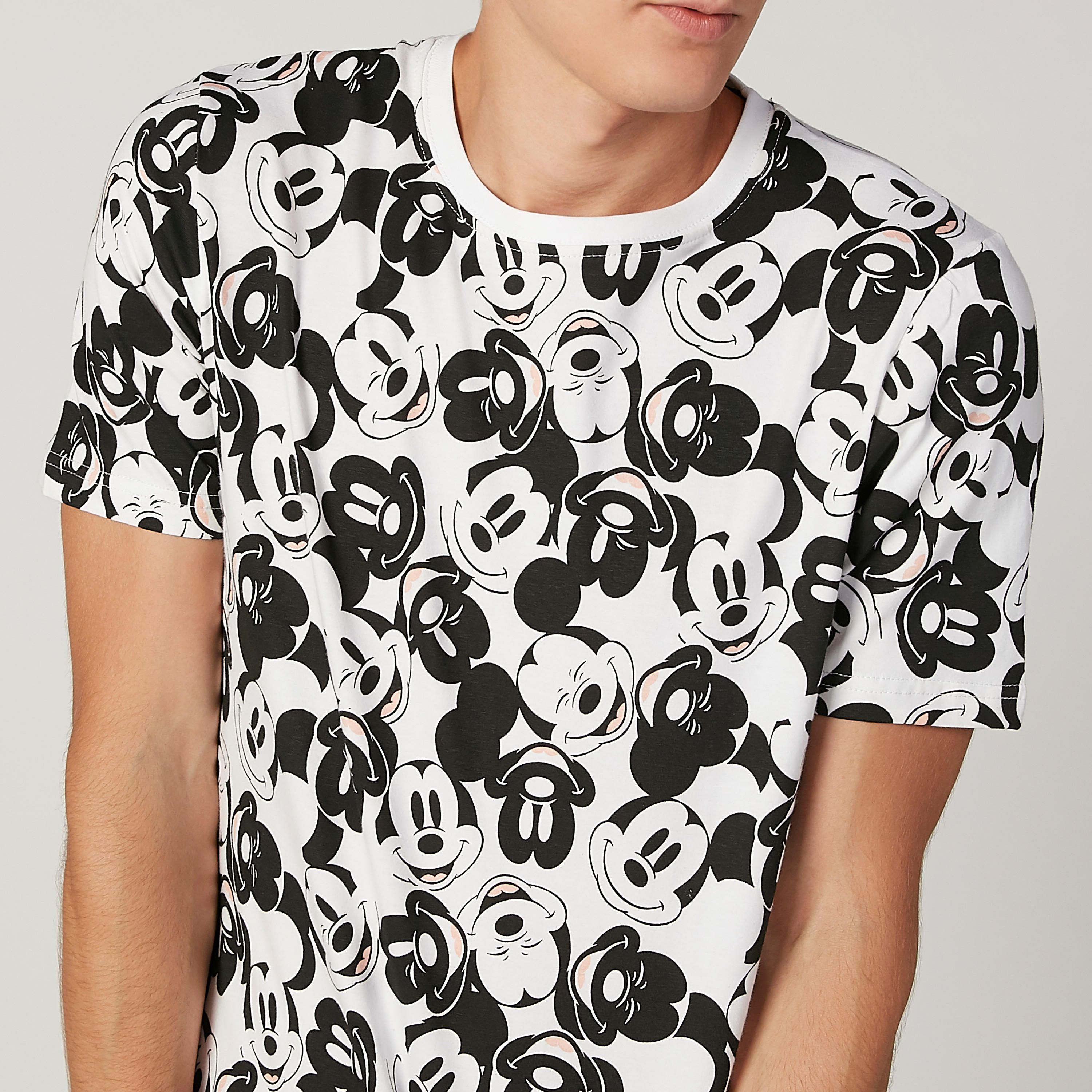 تيشيرت مستدام سليم بياقة ضيّقة وطبعات ميكي ماوس -men-clothing-tshirtsandpolos-tshirts-image-3