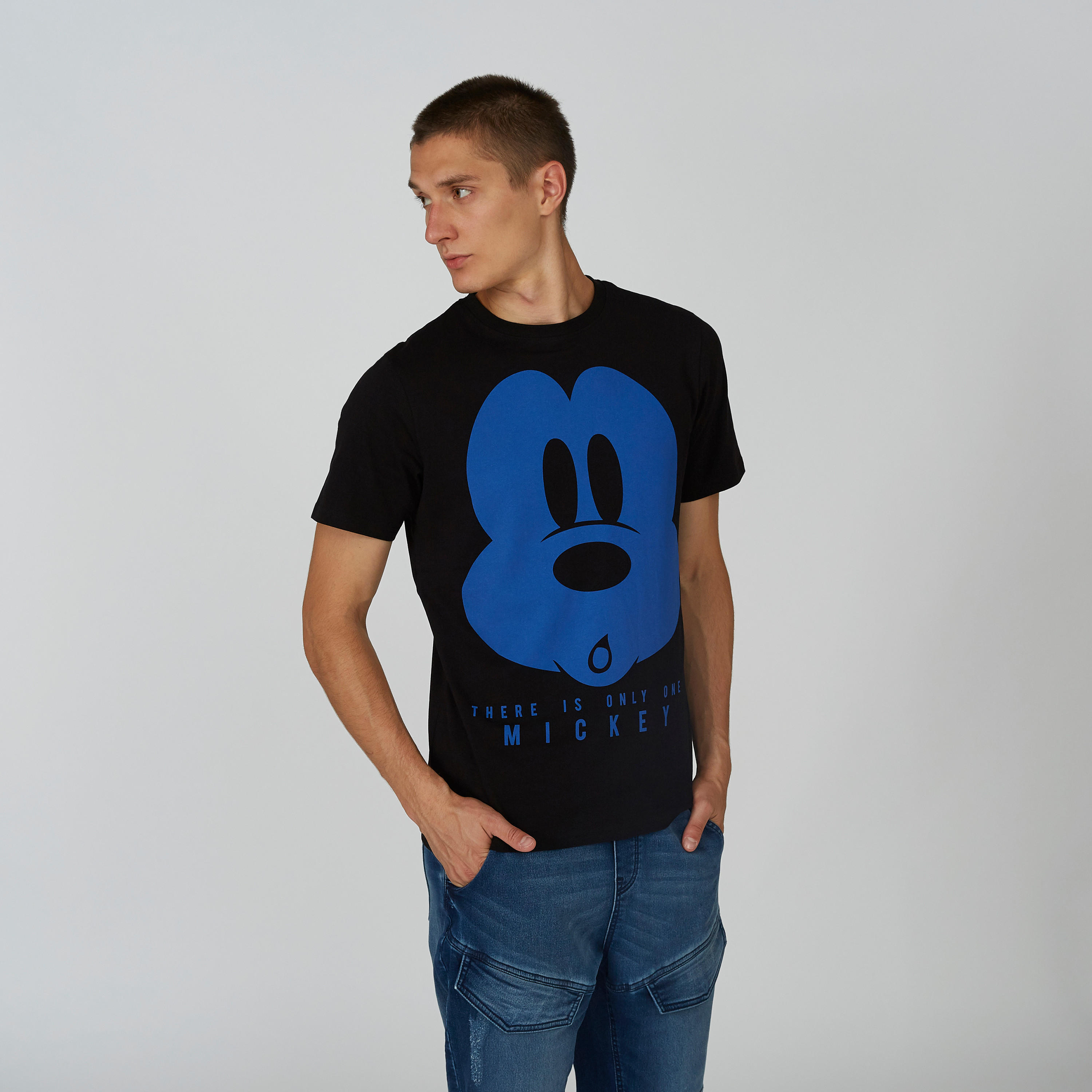 تيشيرت مستدام سليم بياقة ضيّقة وطبعات ميكي ماوس -men-clothing-tshirtsandpolos-tshirts-image-5