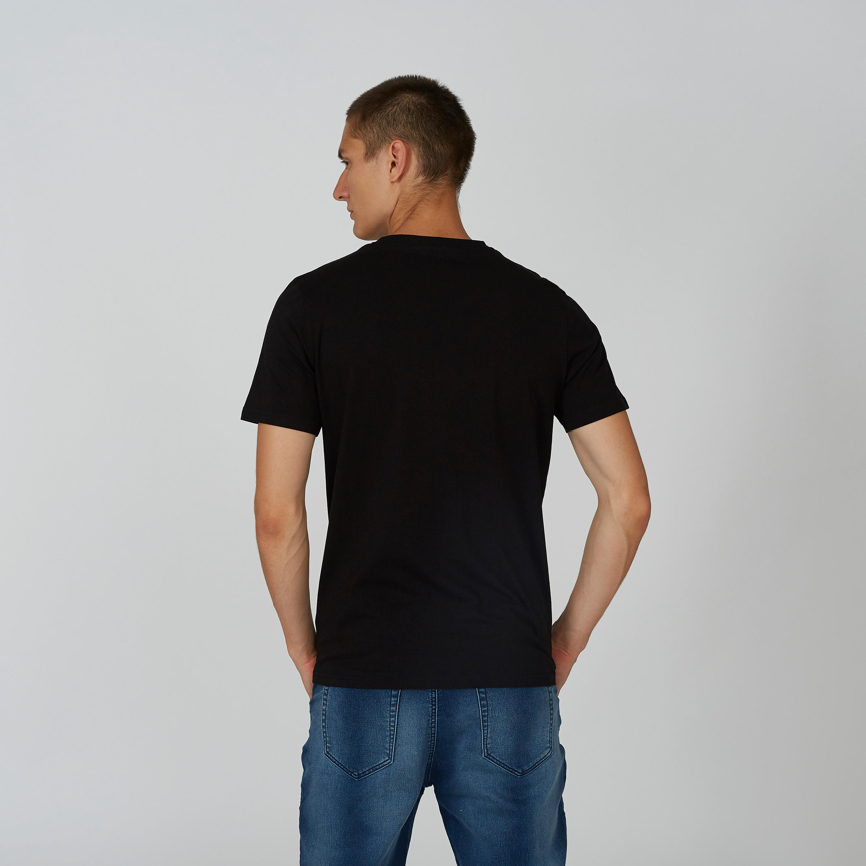 تيشيرت مستدام سليم بياقة ضيّقة وطبعات ميكي ماوس -men-clothing-tshirtsandpolos-tshirts-image-4