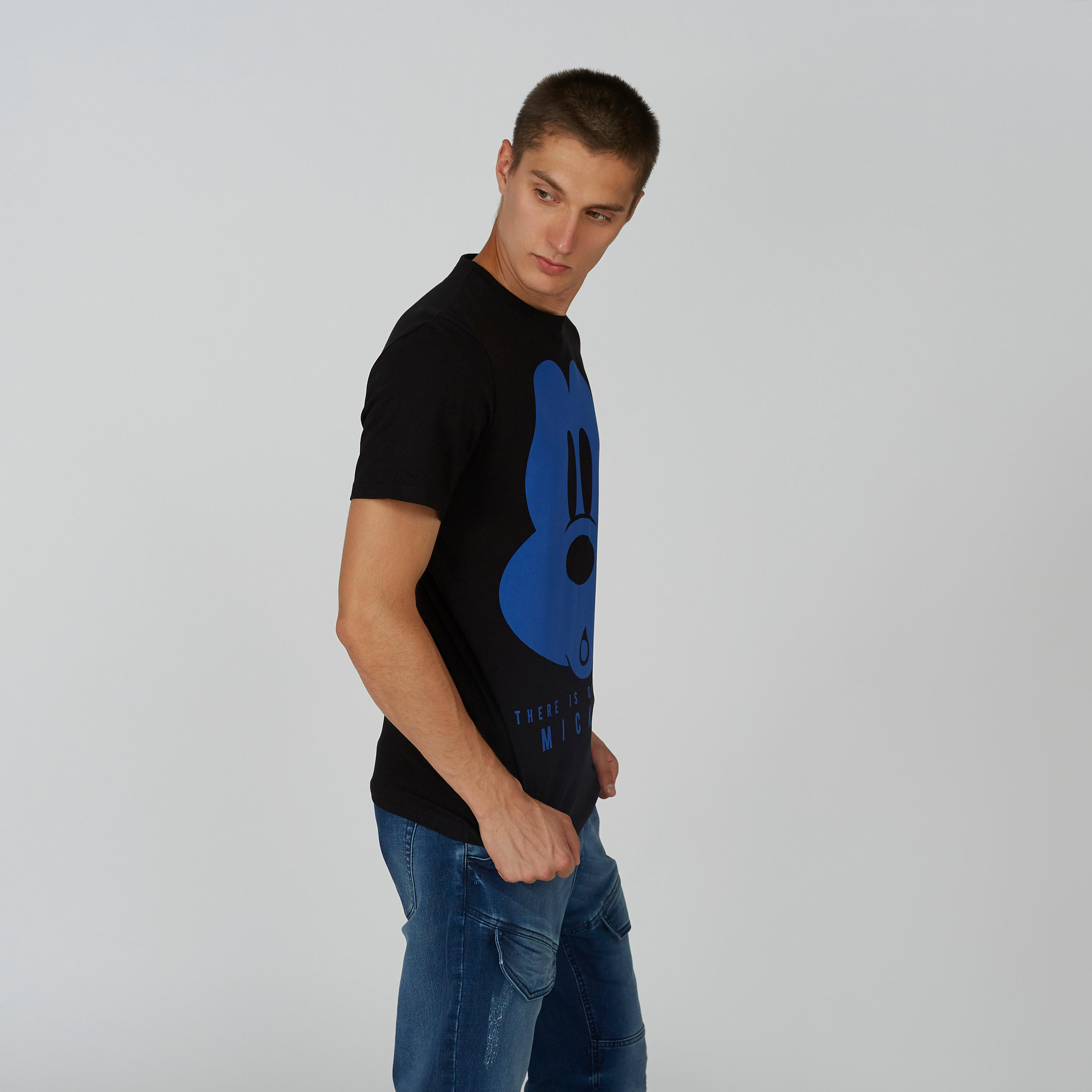 تيشيرت مستدام سليم بياقة ضيّقة وطبعات ميكي ماوس -men-clothing-tshirtsandpolos-tshirts-image-3