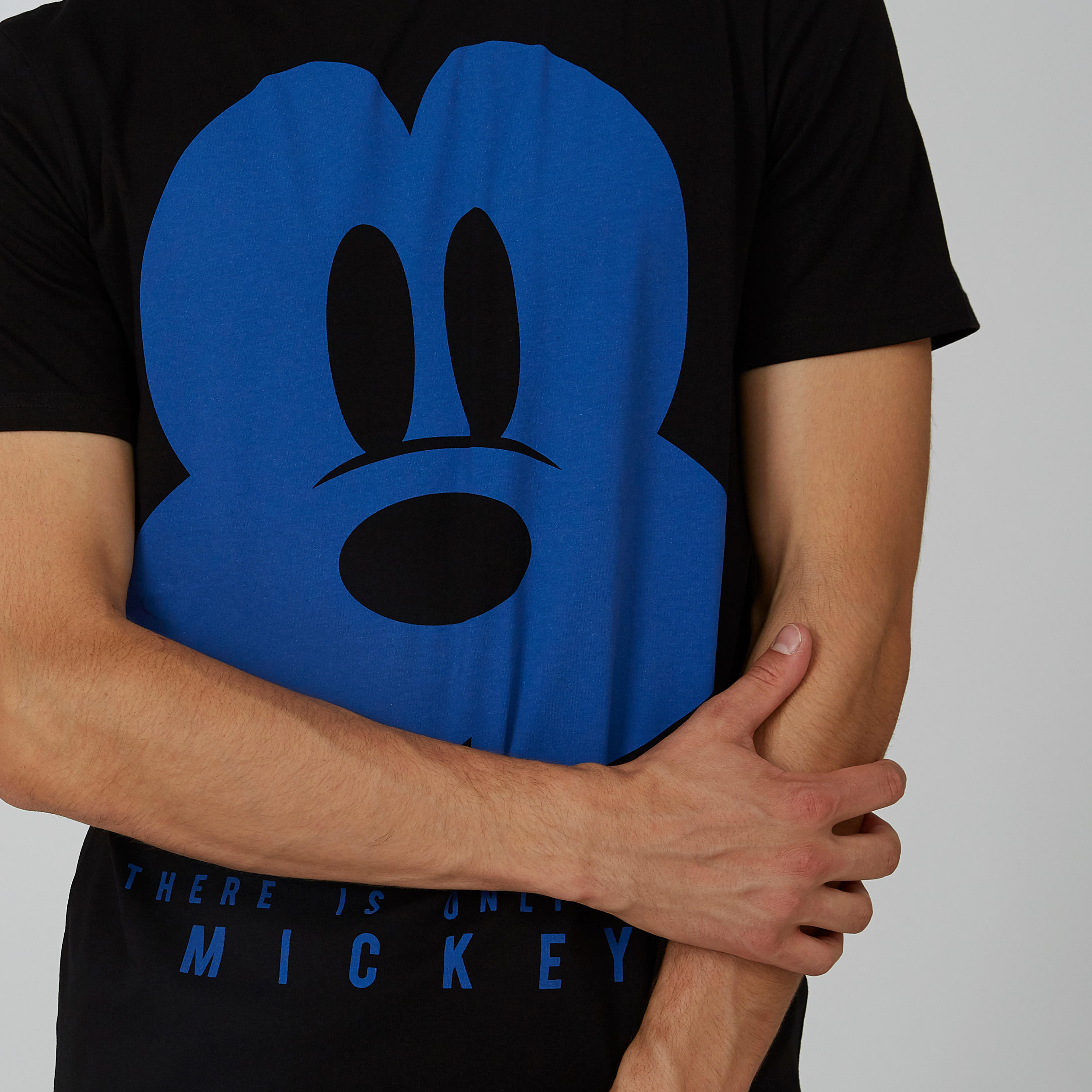 تيشيرت مستدام سليم بياقة ضيّقة وطبعات ميكي ماوس -men-clothing-tshirtsandpolos-tshirts-image-2