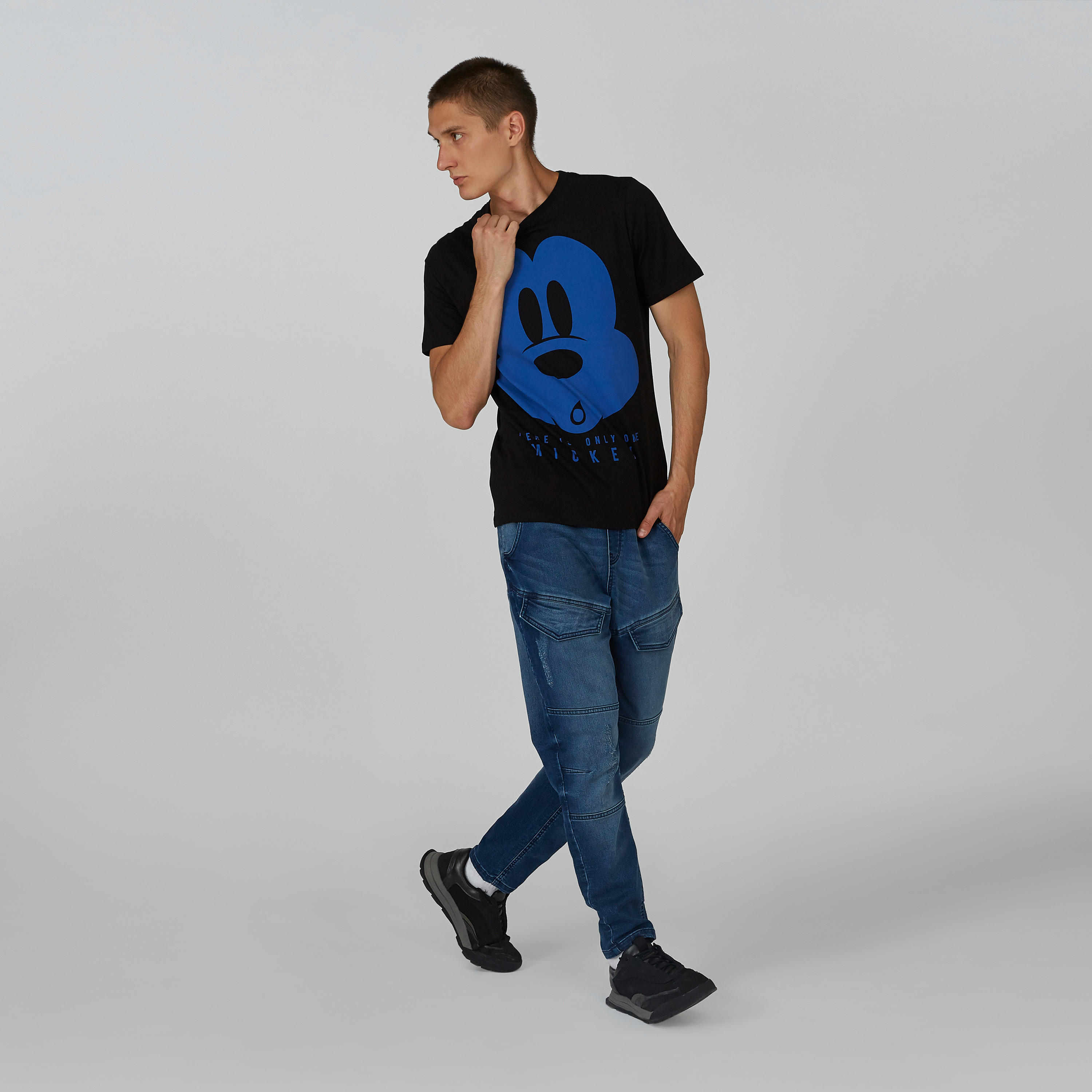 تيشيرت مستدام سليم بياقة ضيّقة وطبعات ميكي ماوس -men-clothing-tshirtsandpolos-tshirts-image-1