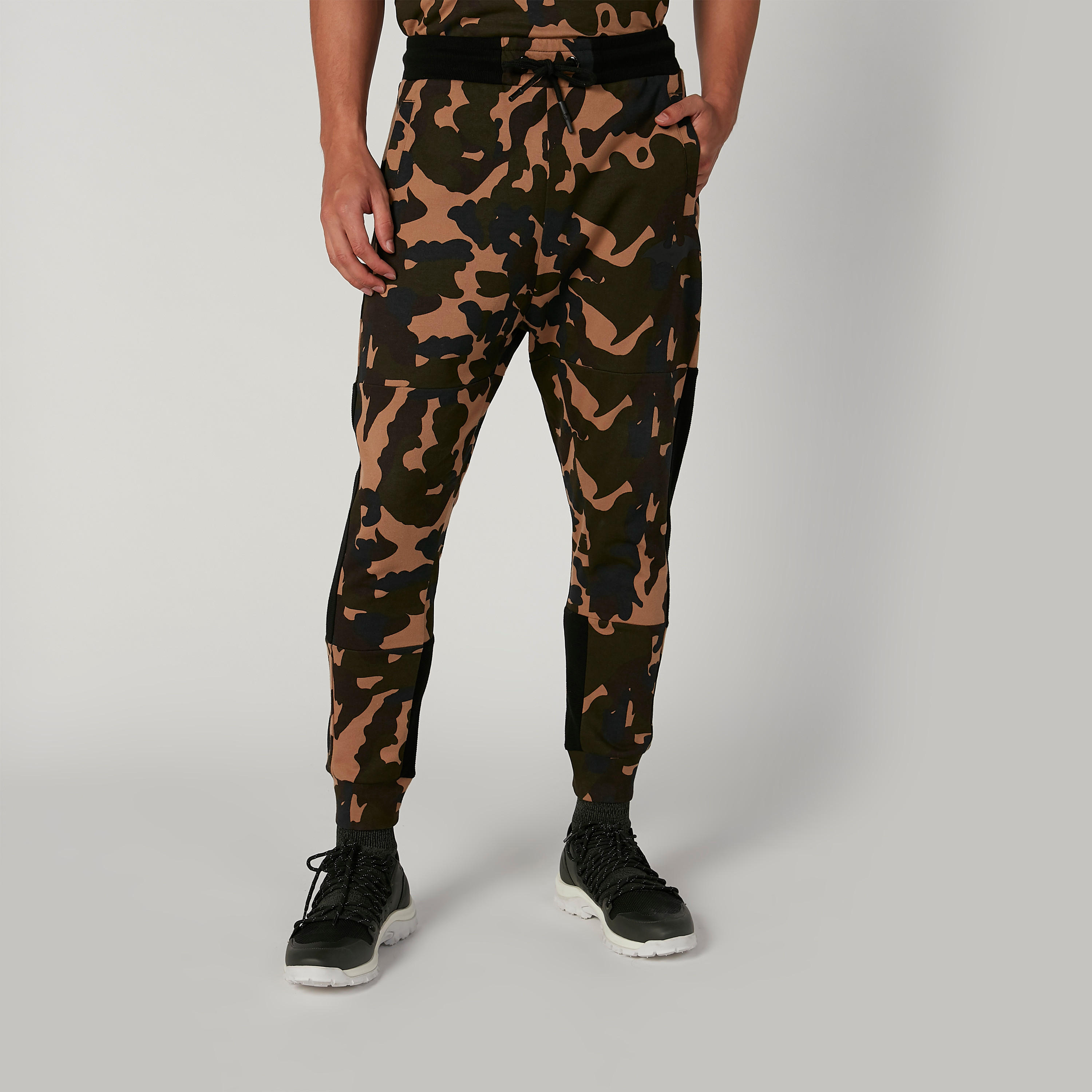 بنطلون رياضي مستدام سليم بخصر منخفض وطبعات مموّهة-men-clothing-bottoms-joggers-image-1