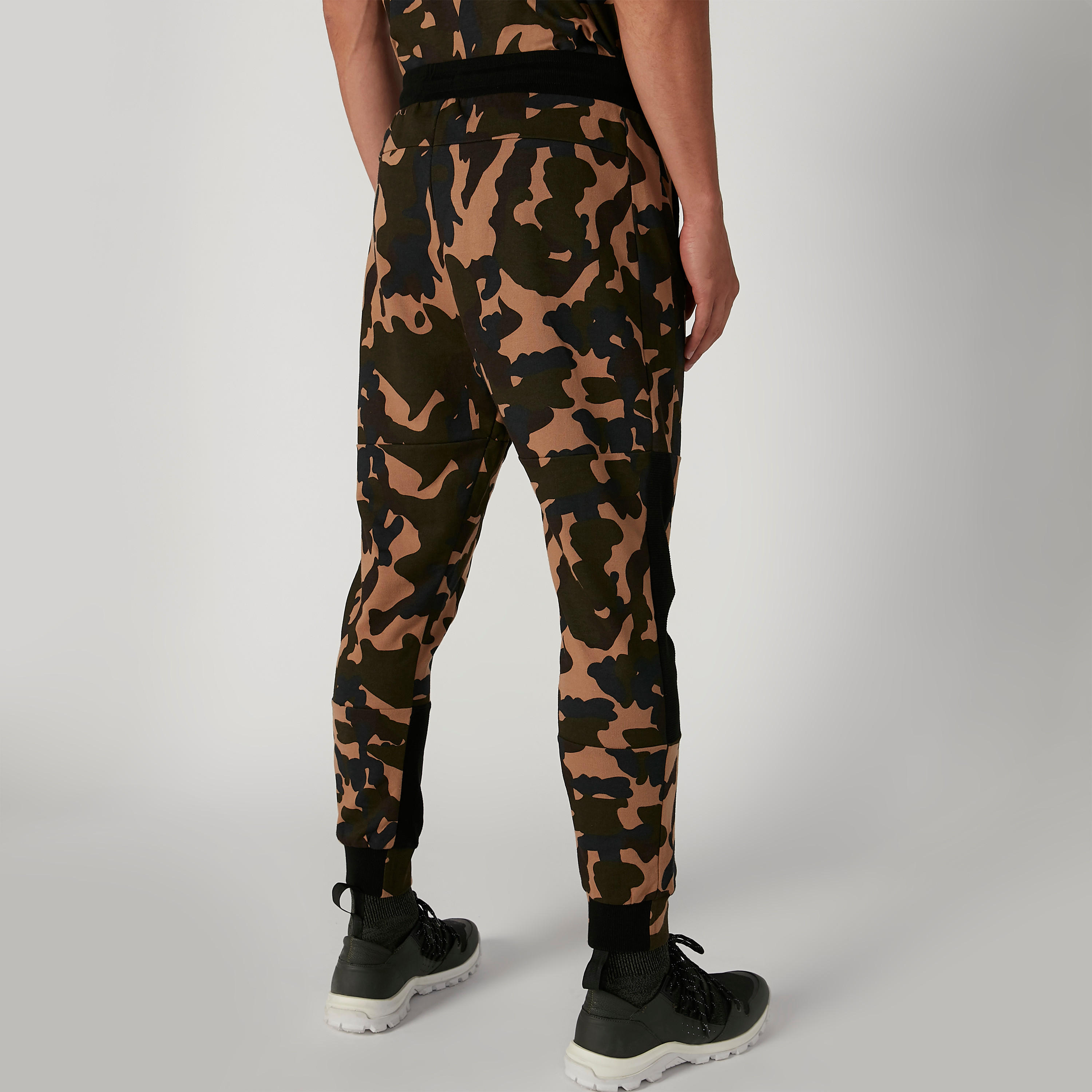 بنطلون رياضي مستدام سليم بخصر منخفض وطبعات مموّهة-men-clothing-bottoms-joggers-image-2