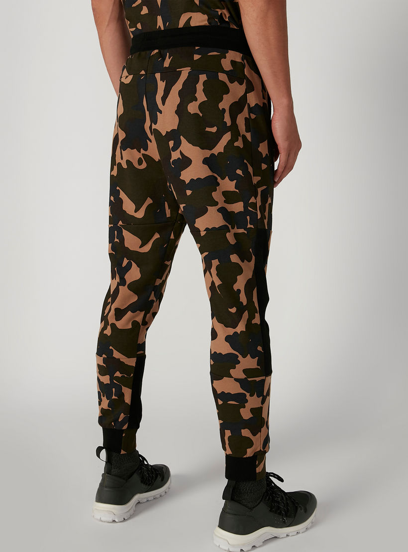 بنطلون رياضي مستدام سليم بخصر منخفض وطبعات مموّهة-men-clothing-bottoms-joggers-image-2