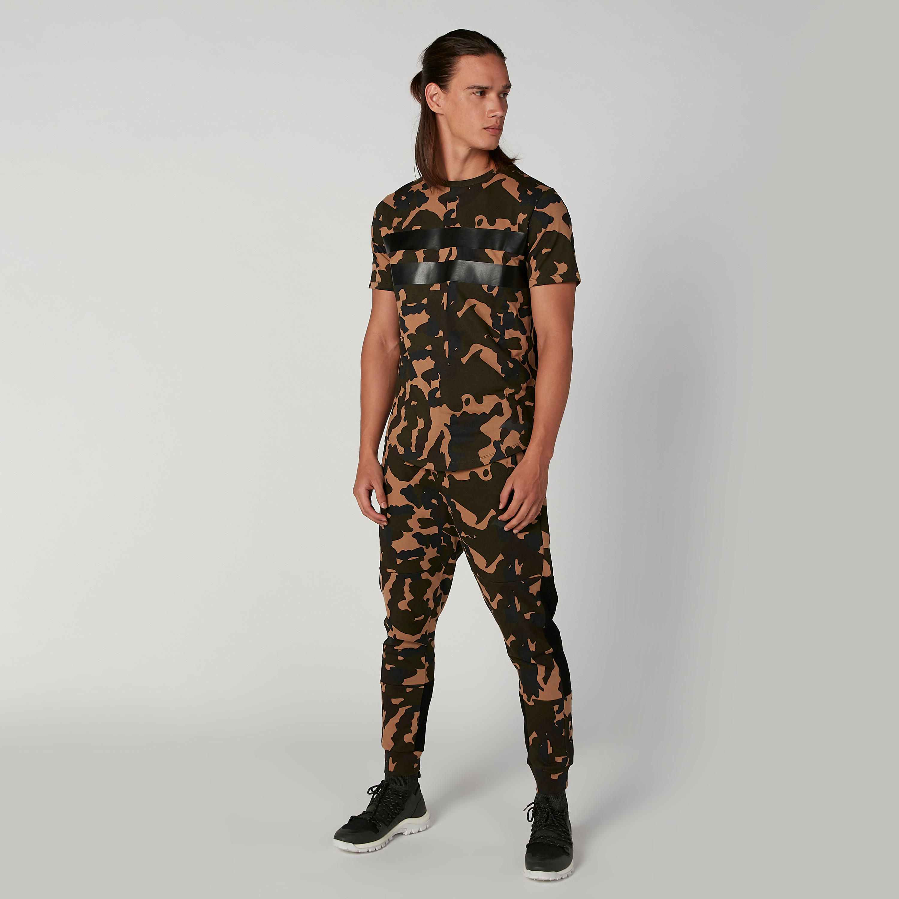 بنطلون رياضي مستدام سليم بخصر منخفض وطبعات مموّهة-men-clothing-bottoms-joggers-image-3