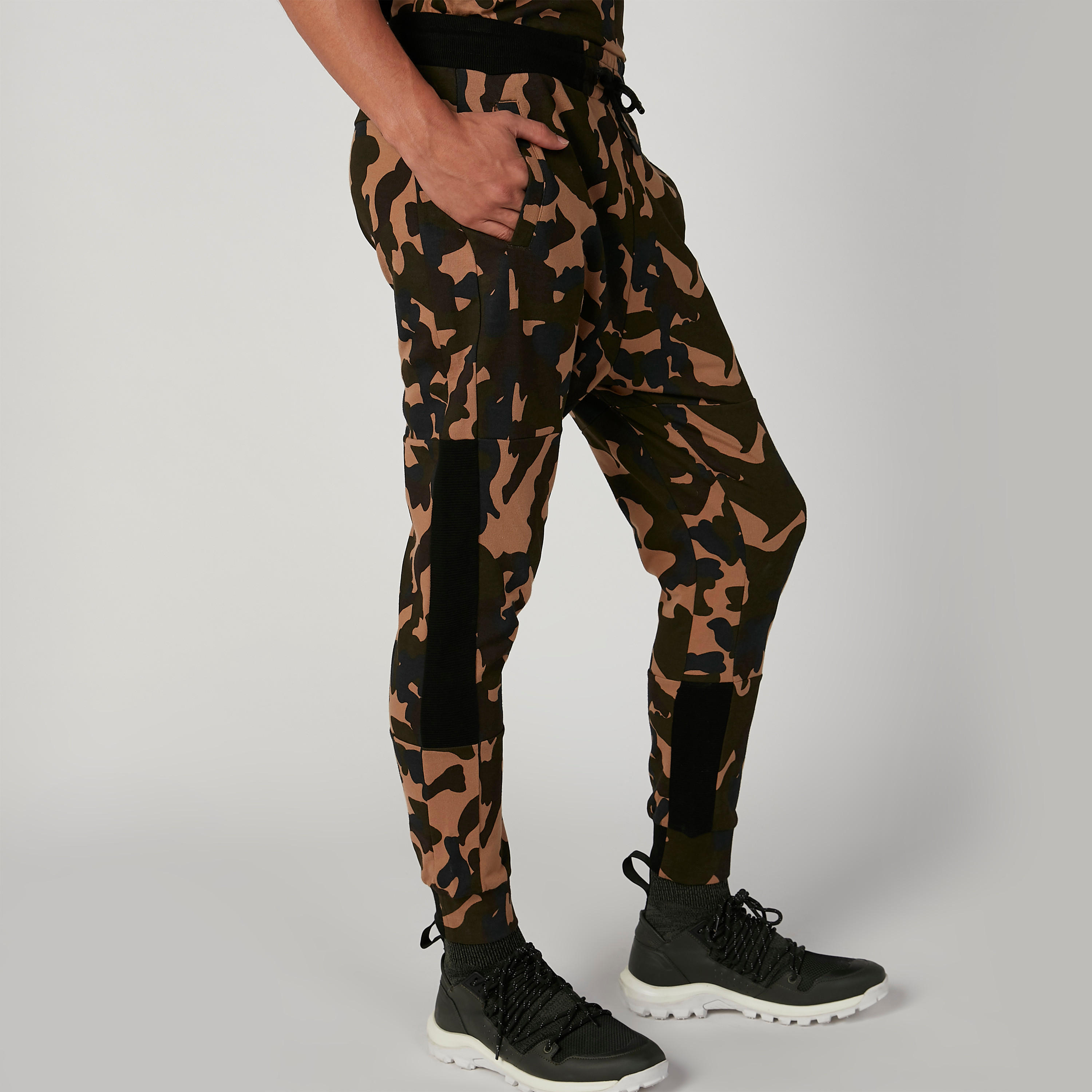 بنطلون رياضي مستدام سليم بخصر منخفض وطبعات مموّهة-men-clothing-bottoms-joggers-image-4