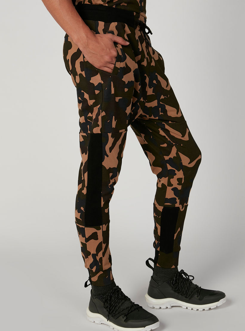 بنطلون رياضي مستدام سليم بخصر منخفض وطبعات مموّهة-men-clothing-bottoms-joggers-image-4