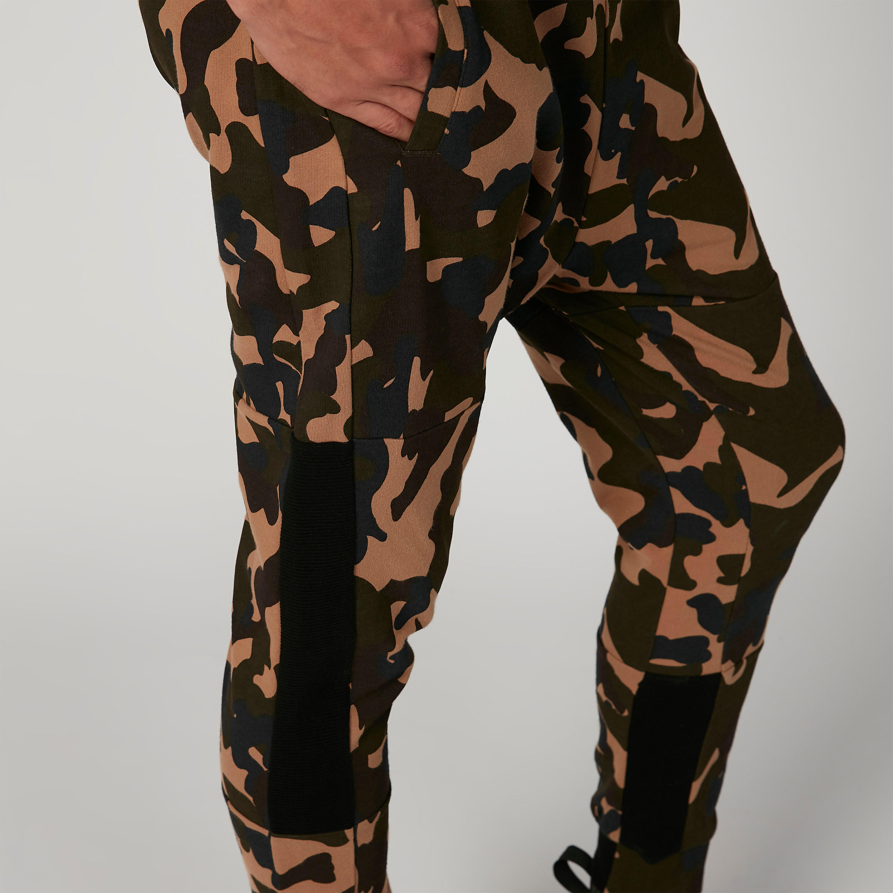 بنطلون رياضي مستدام سليم بخصر منخفض وطبعات مموّهة-men-clothing-bottoms-joggers-image-5