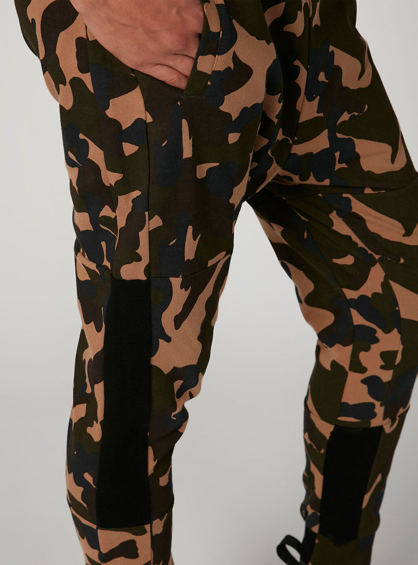 بنطلون رياضي مستدام سليم بخصر منخفض وطبعات مموّهة-men-clothing-bottoms-joggers-image-5