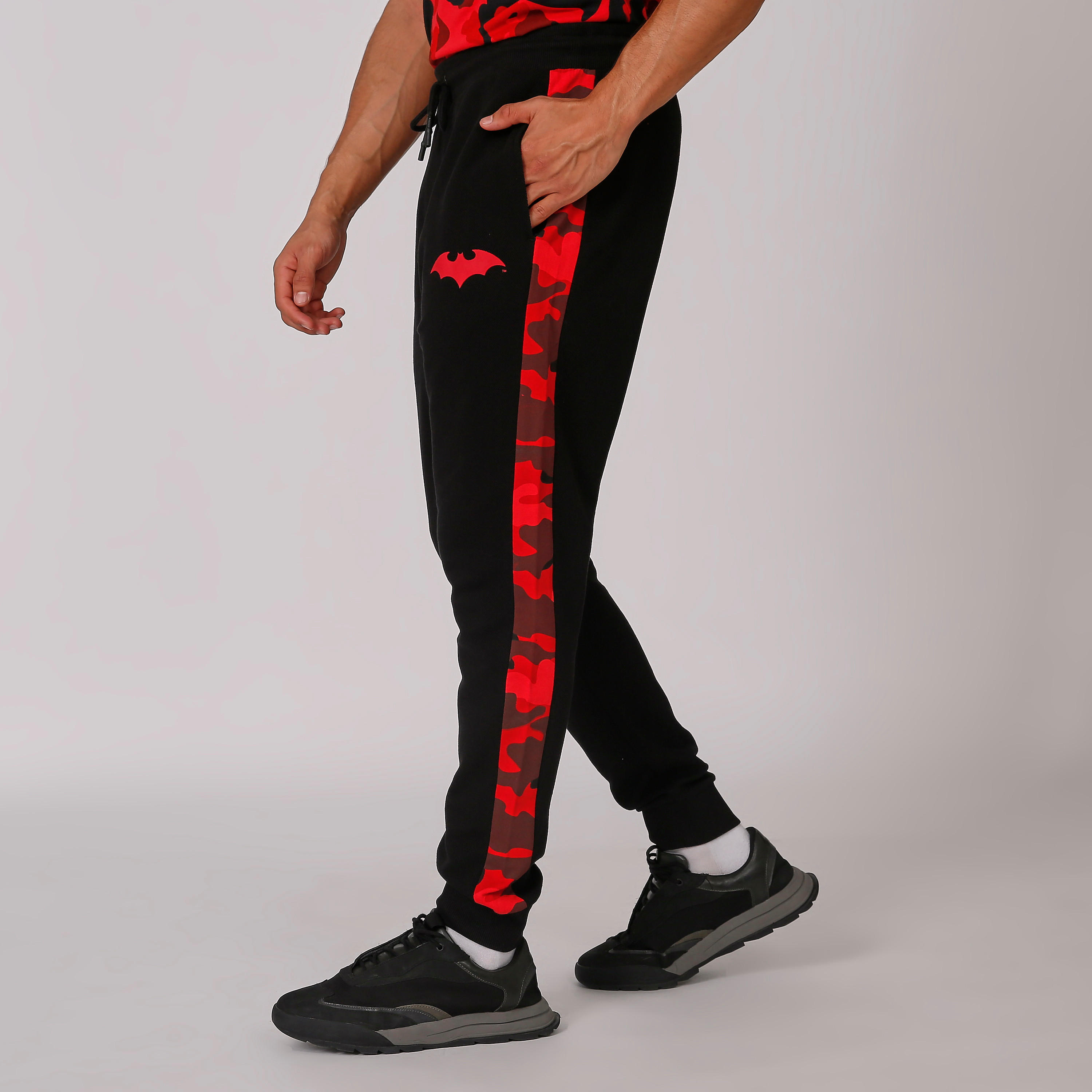 بنطلون رياضي مستدام بطبعات باتمان -men-clothing-bottoms-joggers-image-3