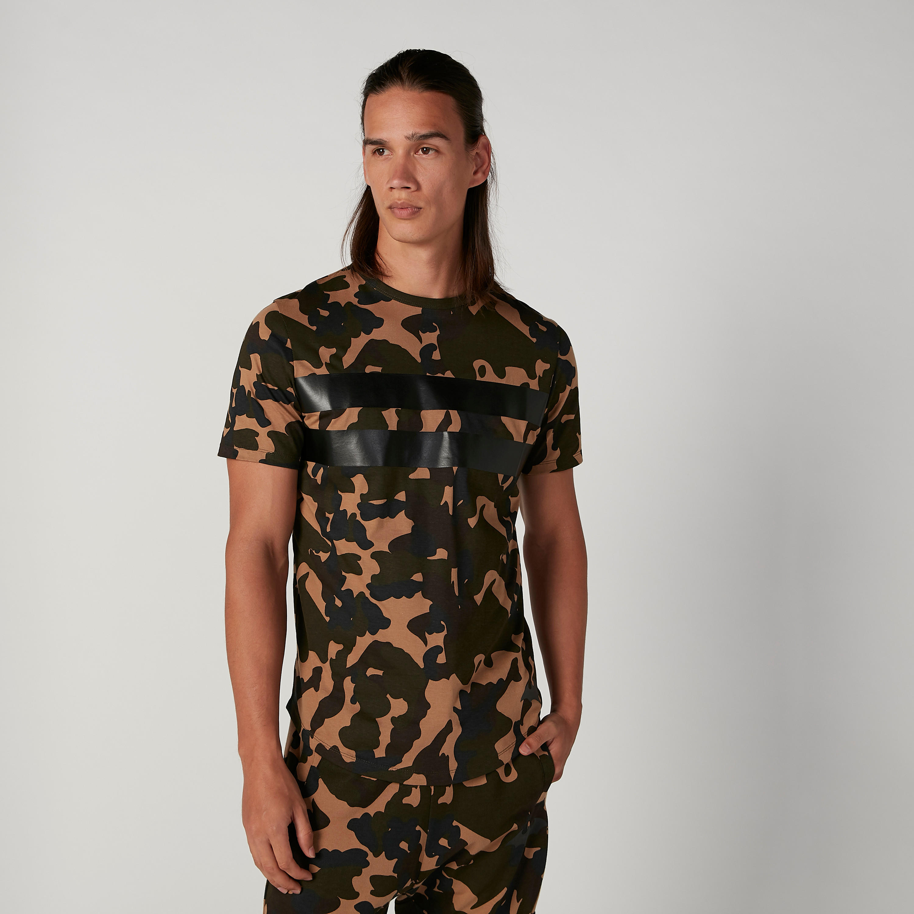 تيشيرت مستدام بياقة ضيّقة وأكمام قصيرة وطبعات مموّهة-men-clothing-tshirtsandpolos-tshirts-image-1