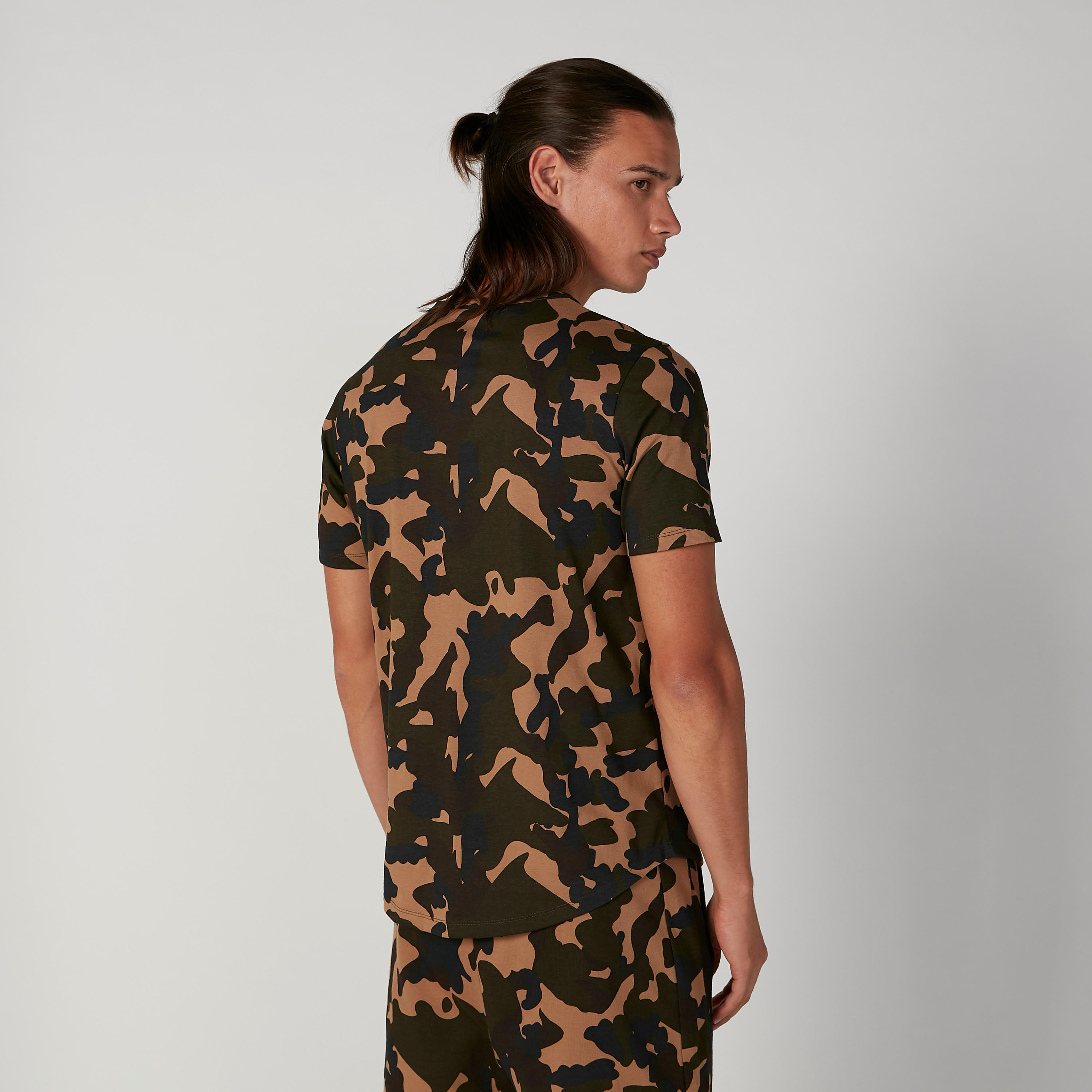 تيشيرت مستدام بياقة ضيّقة وأكمام قصيرة وطبعات مموّهة-men-clothing-tshirtsandpolos-tshirts-image-3