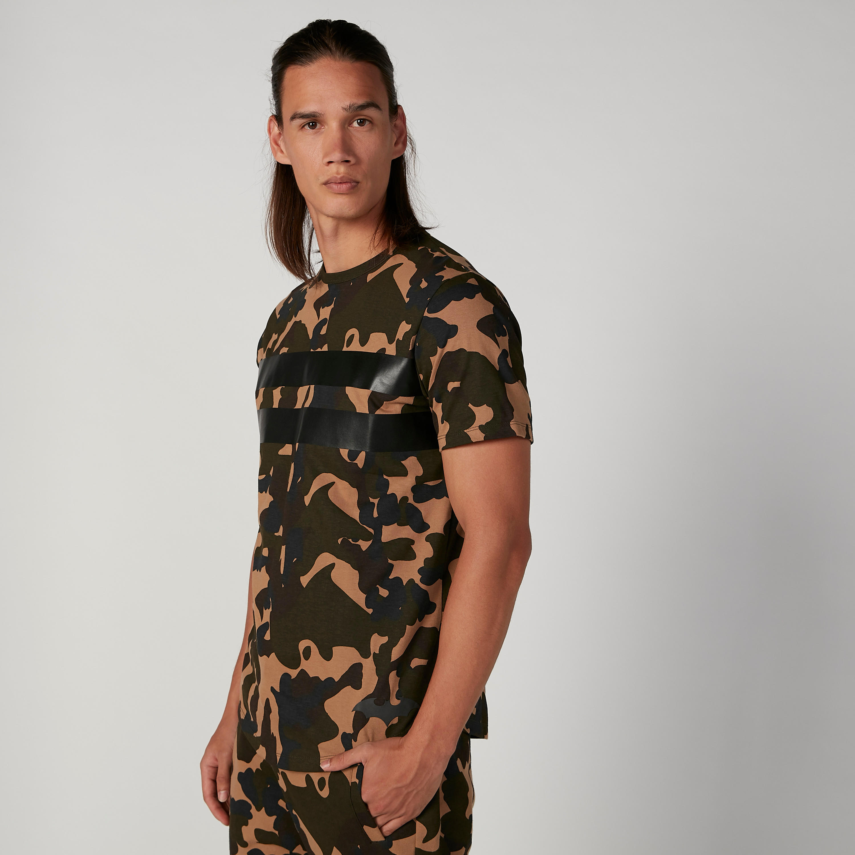 تيشيرت مستدام بياقة ضيّقة وأكمام قصيرة وطبعات مموّهة-men-clothing-tshirtsandpolos-tshirts-image-4