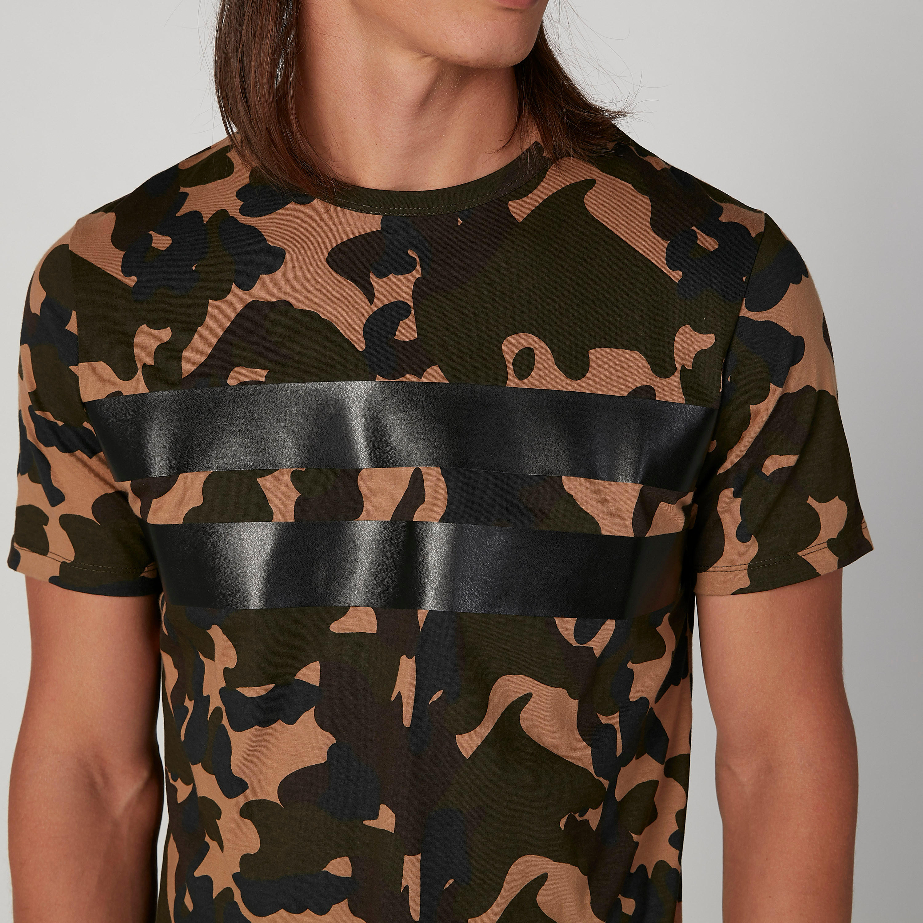 تيشيرت مستدام بياقة ضيّقة وأكمام قصيرة وطبعات مموّهة-men-clothing-tshirtsandpolos-tshirts-image-5