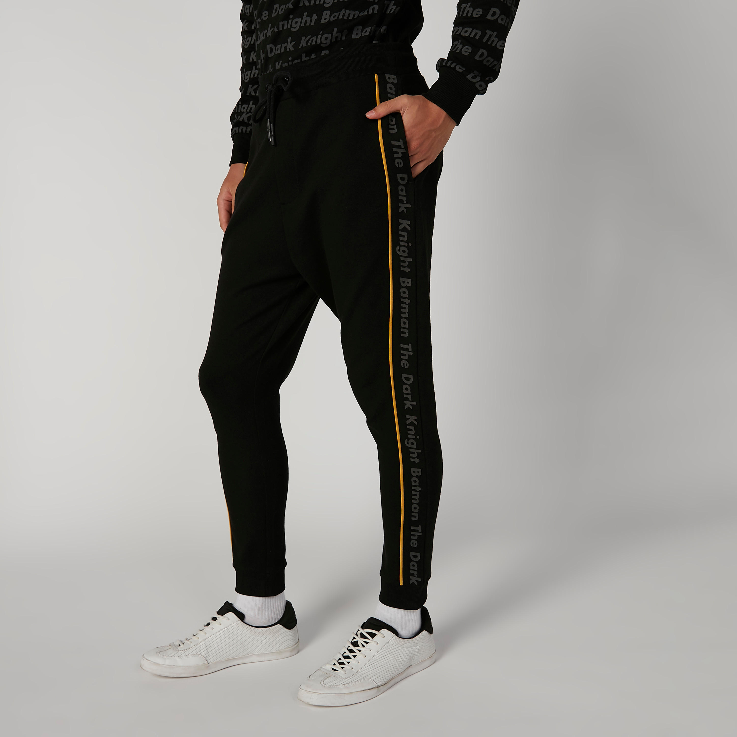 بنطلون رياضي مستدام سليم بخصر منخفض وطبعات باتمان -men-clothing-bottoms-joggers-image-1