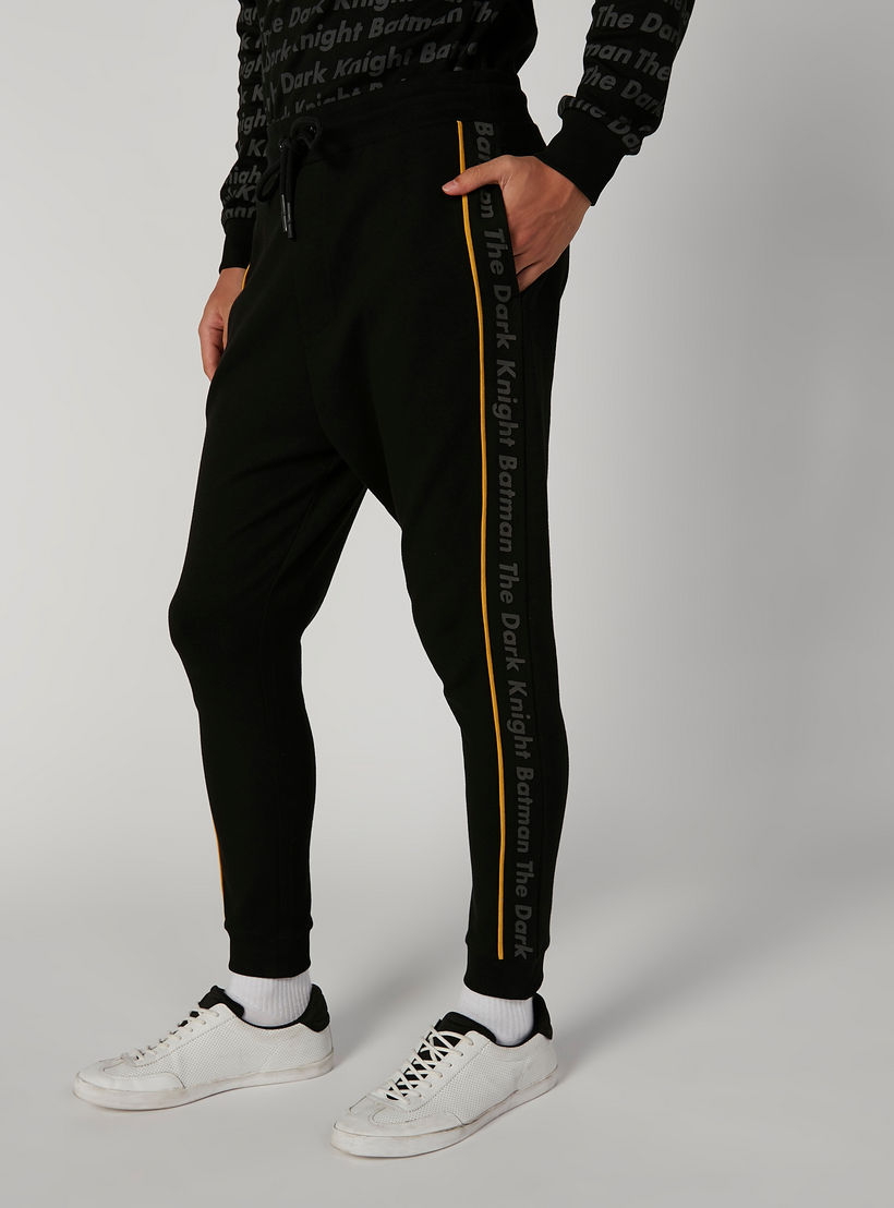 بنطلون رياضي مستدام سليم بخصر منخفض وطبعات باتمان -men-clothing-bottoms-joggers-image-1