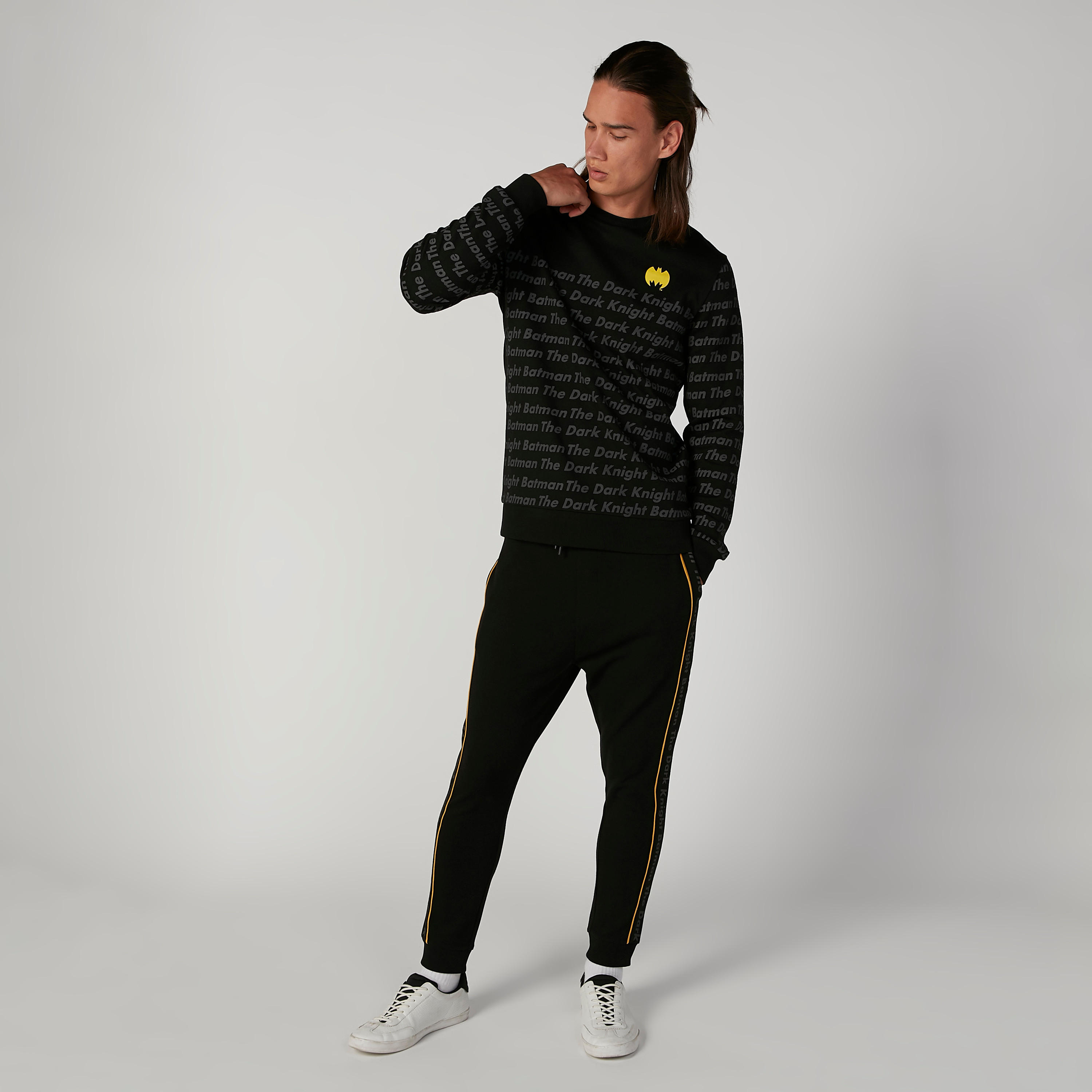 بنطلون رياضي مستدام سليم بخصر منخفض وطبعات باتمان -men-clothing-bottoms-joggers-image-2