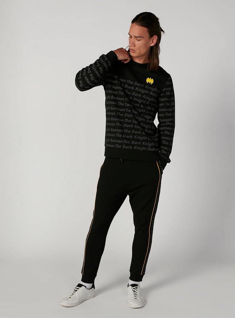 بنطلون رياضي مستدام سليم بخصر منخفض وطبعات باتمان -men-clothing-bottoms-joggers-image-2