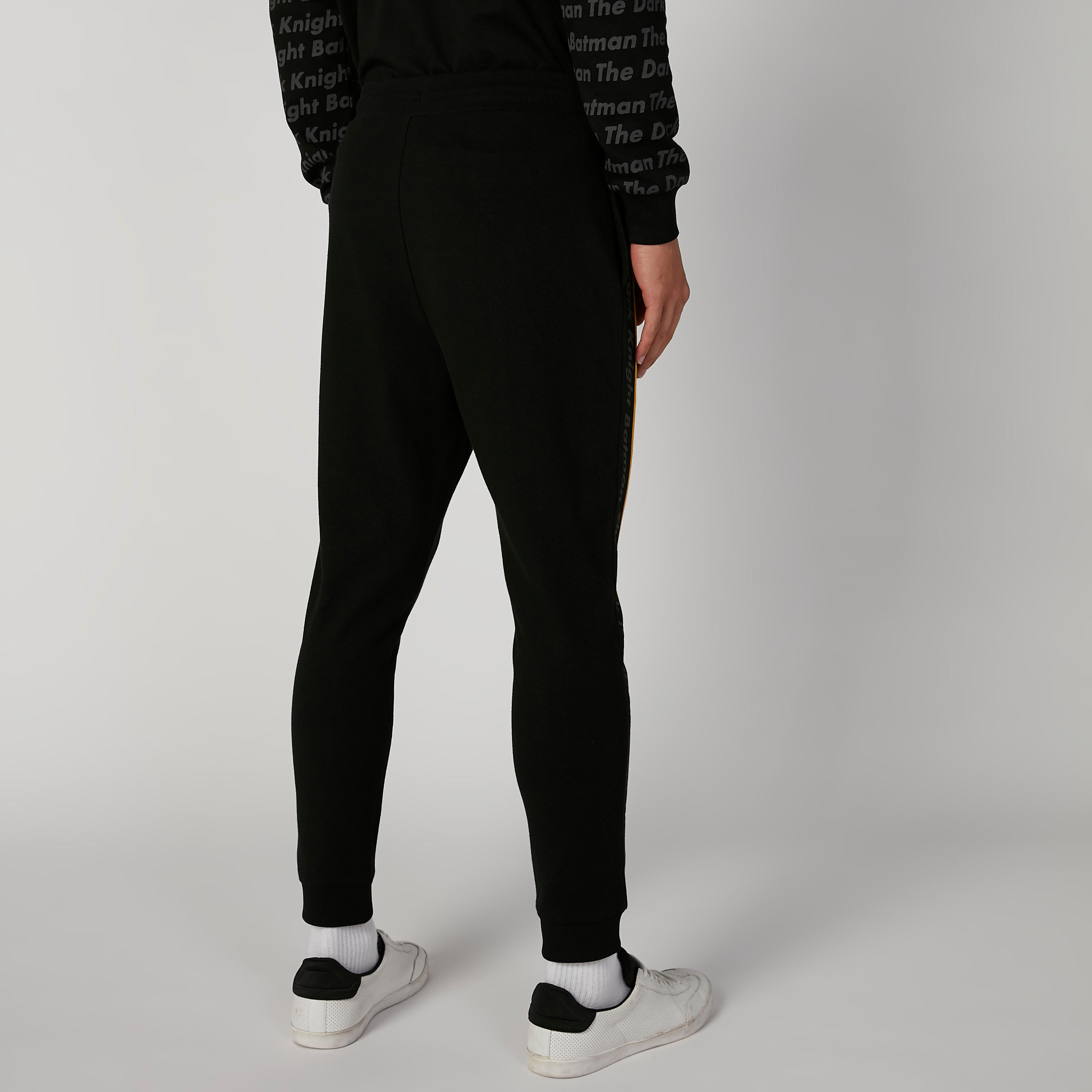 بنطلون رياضي مستدام سليم بخصر منخفض وطبعات باتمان -men-clothing-bottoms-joggers-image-3
