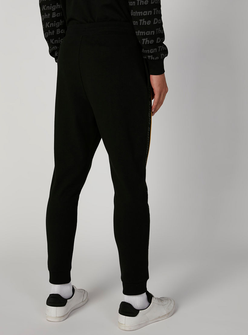 بنطلون رياضي مستدام سليم بخصر منخفض وطبعات باتمان -men-clothing-bottoms-joggers-image-3