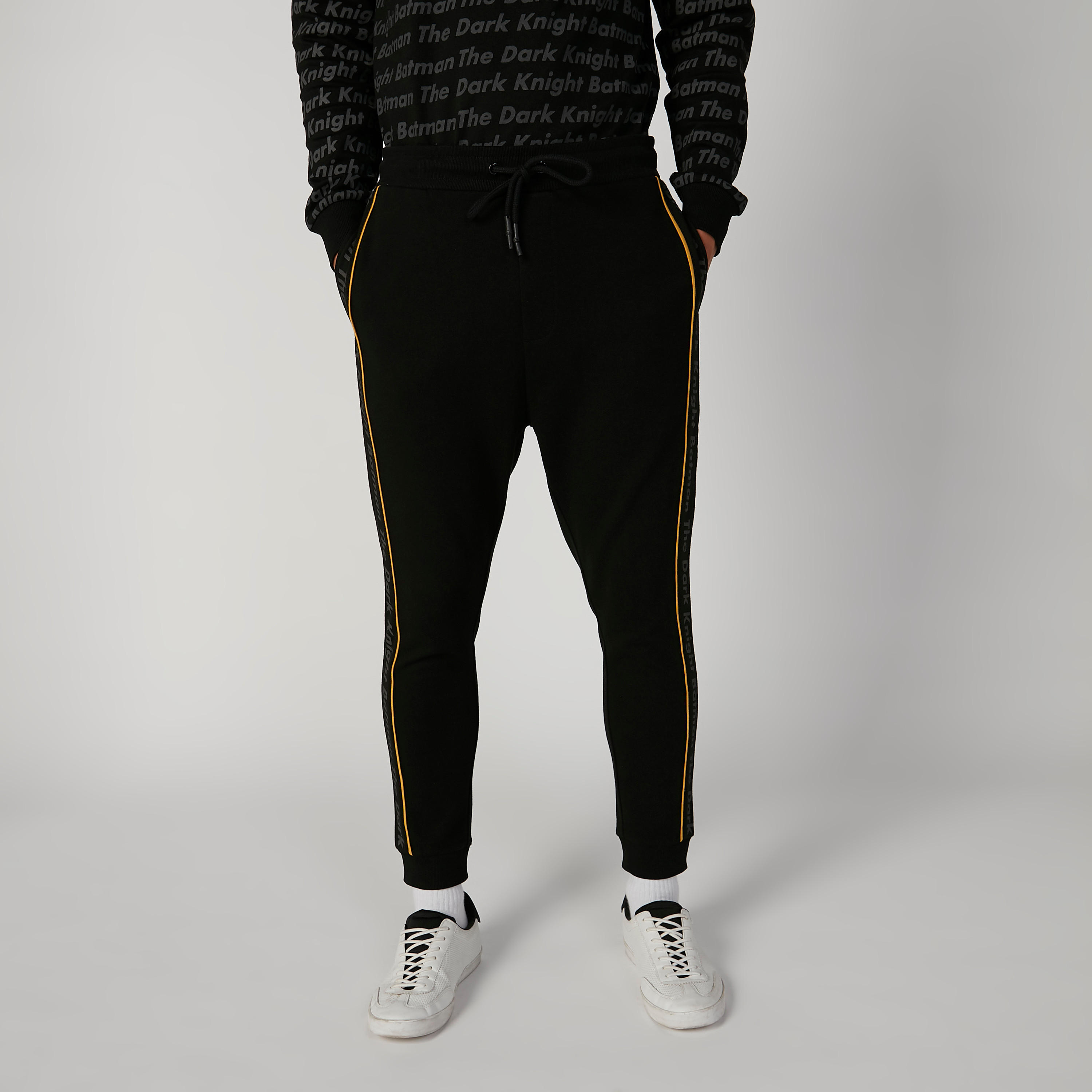 بنطلون رياضي مستدام سليم بخصر منخفض وطبعات باتمان -men-clothing-bottoms-joggers-image-4