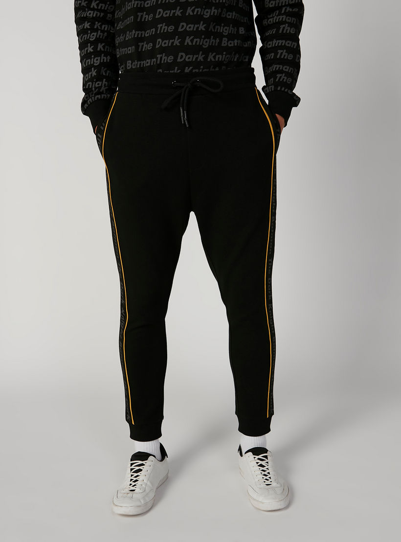 بنطلون رياضي مستدام سليم بخصر منخفض وطبعات باتمان -men-clothing-bottoms-joggers-image-4